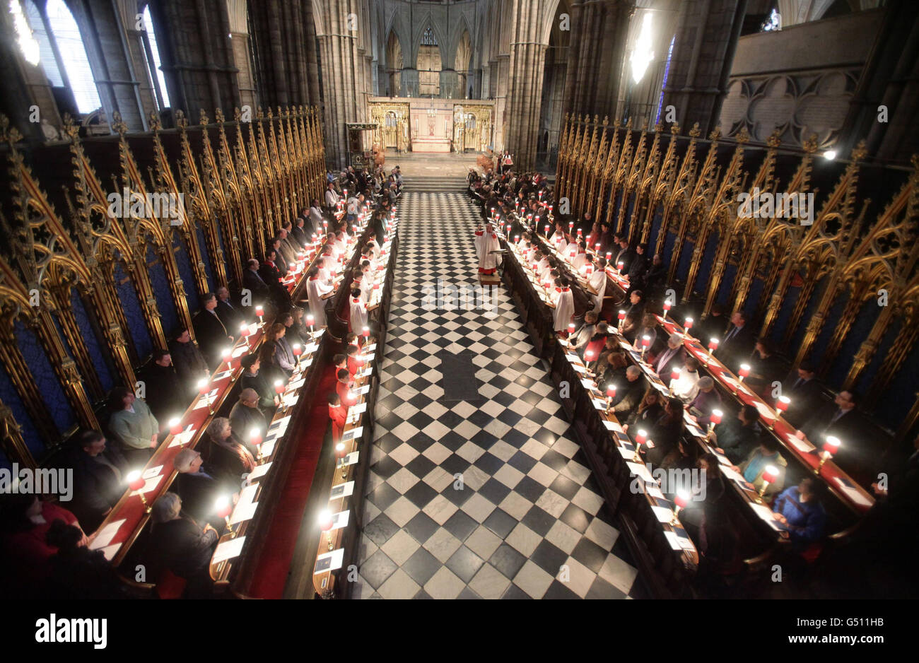 Der Chormeister James O'Donnell mit dem Chor der Westminster Abbey während der Evensong in der Westminster Abbey im Zentrum von London, nachdem bekannt gegeben wurde, dass sie von Papst Benedikt XVI. Eingeladen wurden, zusammen mit dem Chor der Sixtinischen Kapelle in St. Peter in Rom zu singen. Stockfoto