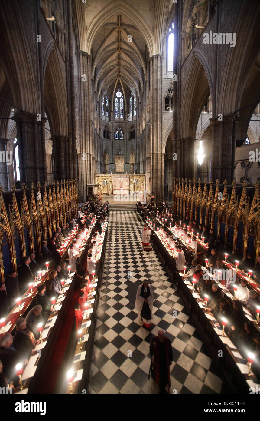 Der Chor der Westminster Abbey während der Evensong in der Westminster Abbey im Zentrum von London, nachdem bekannt gegeben wurde, dass sie von Papst Benedikt XVI. Eingeladen wurden, neben dem Chor der Sixtinischen Kapelle in St. Peter in Rom zu singen. Stockfoto