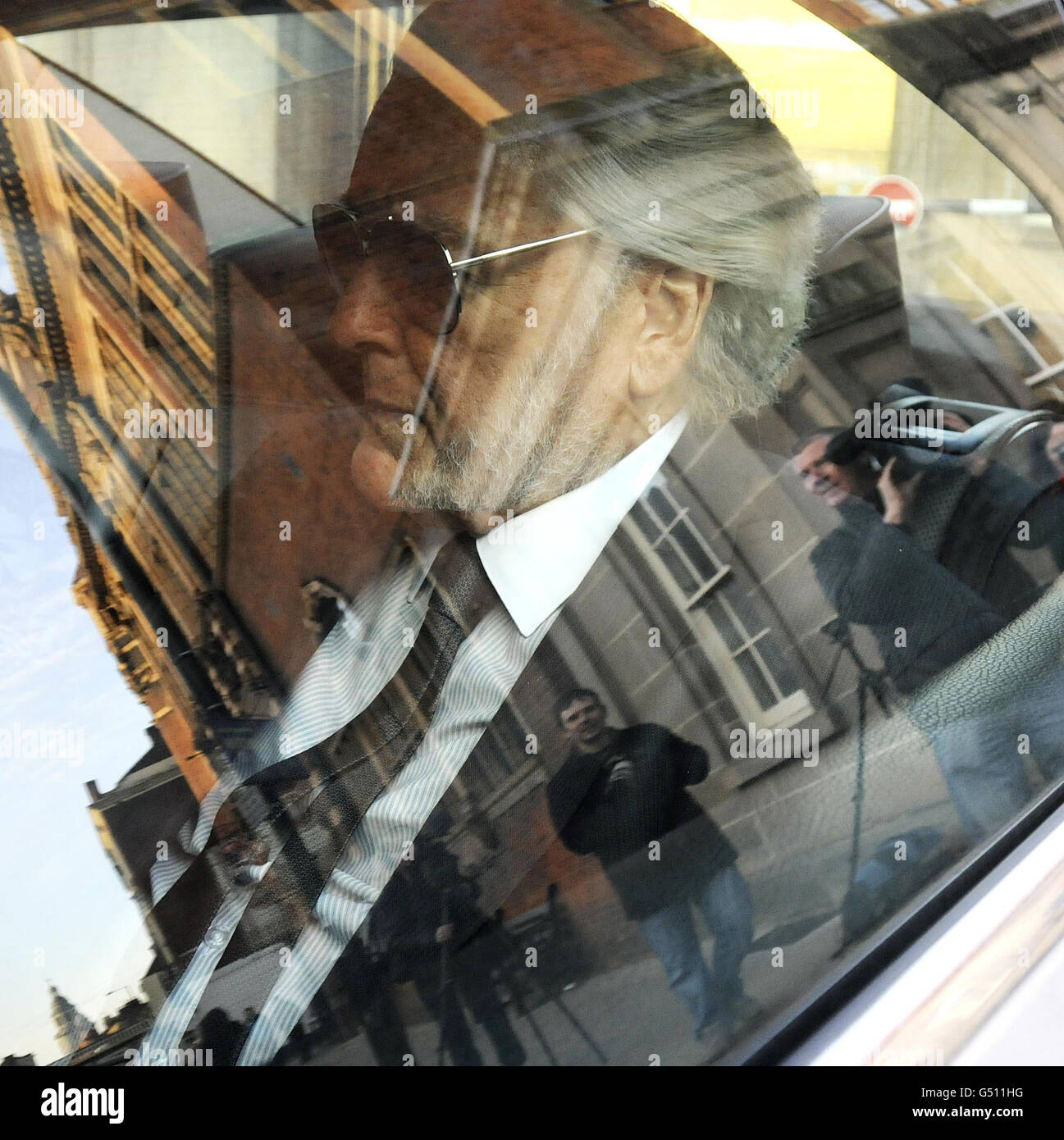 Der in den USA geborene Popsänger PJ Proby verlässt das Worcester Crown Court, wo er insgesamt neun Anklagepunkte im Zusammenhang mit Leistungszahlungen, die ihm zwischen November 2002 und März 2008 zustehen, ablehnt. Stockfoto