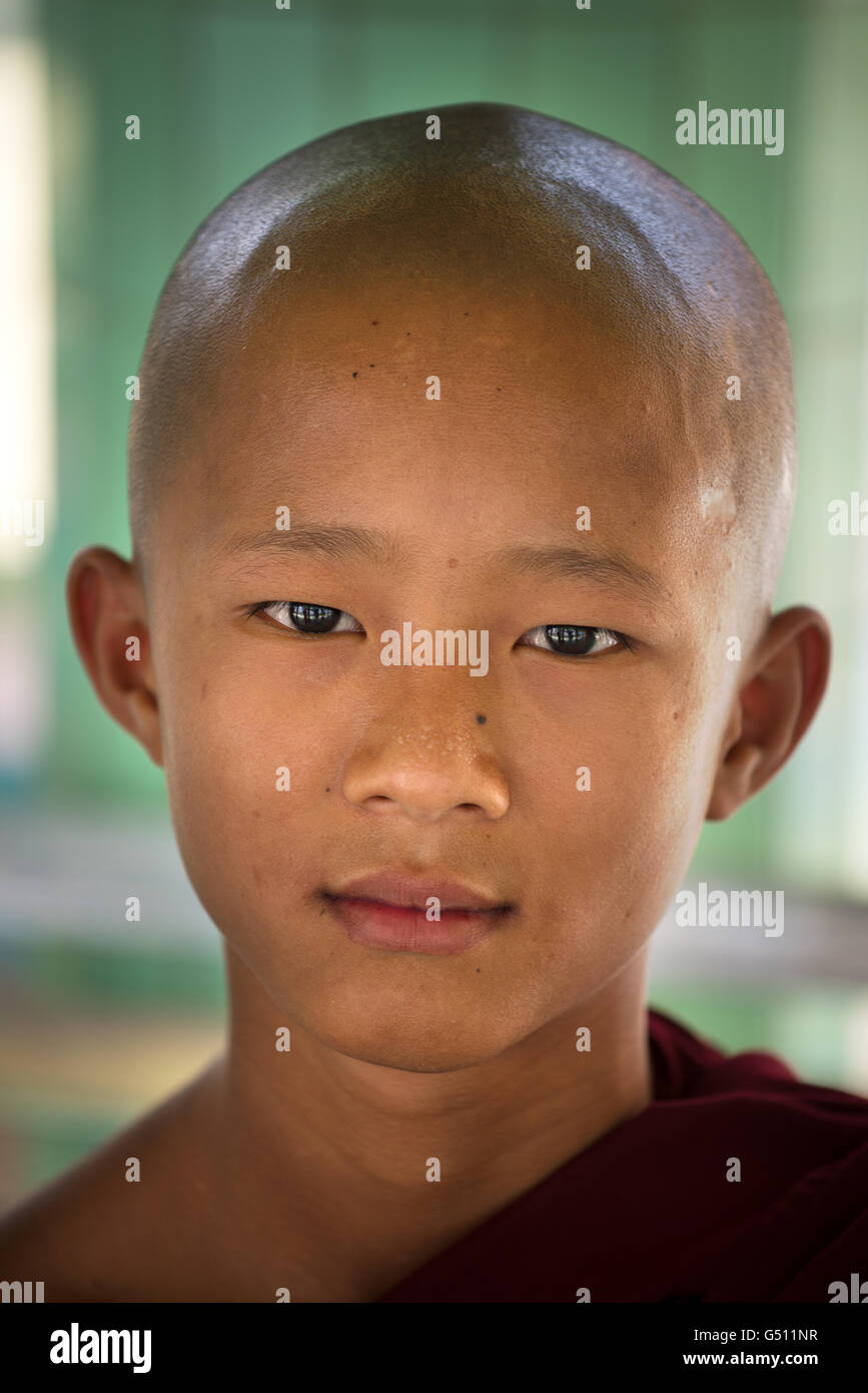 Porträt von ein junger Novize, Kloster Amarapura, Mandalay, Mandalay Region, Myanmar Stockfoto