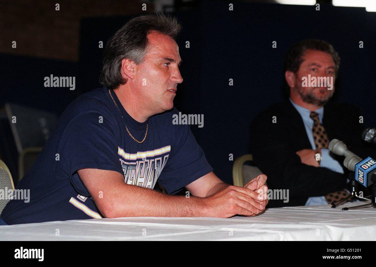 FUSSBALL. L-R: TOTTENHAM HOTSPUR MANAGER GERRY FRANCIS & CHAIRMAN ALAN SUGAR Stockfoto