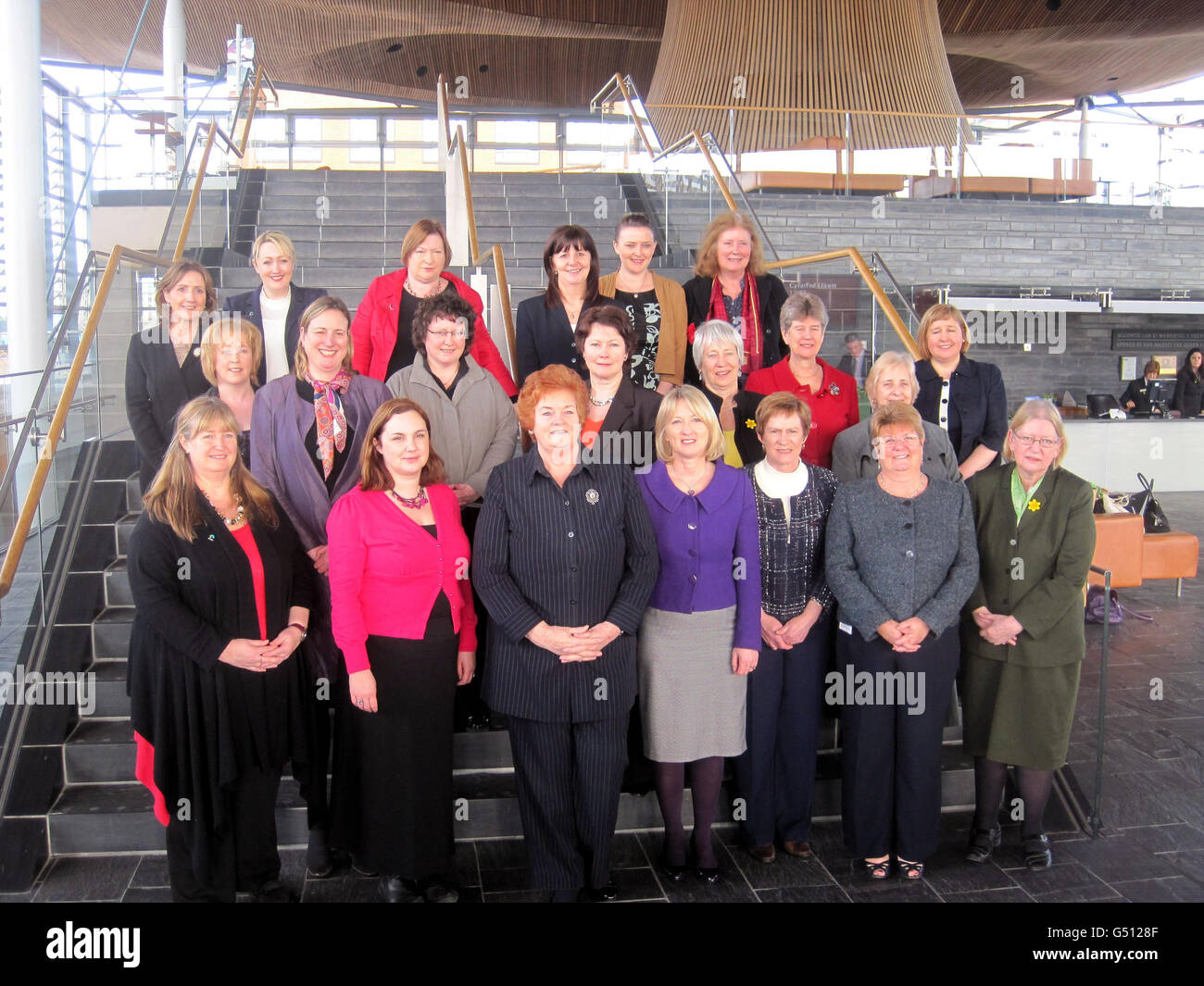 Die Vorsitzende, Officer Rosemary Butler (vorne links), die ihre Zeit im Amt nutzen will, um eine größere Gleichstellung der Geschlechter zu fördern, mit 20 der 25 gewählten weiblichen Mitglieder der Welsh Assembly. Stockfoto