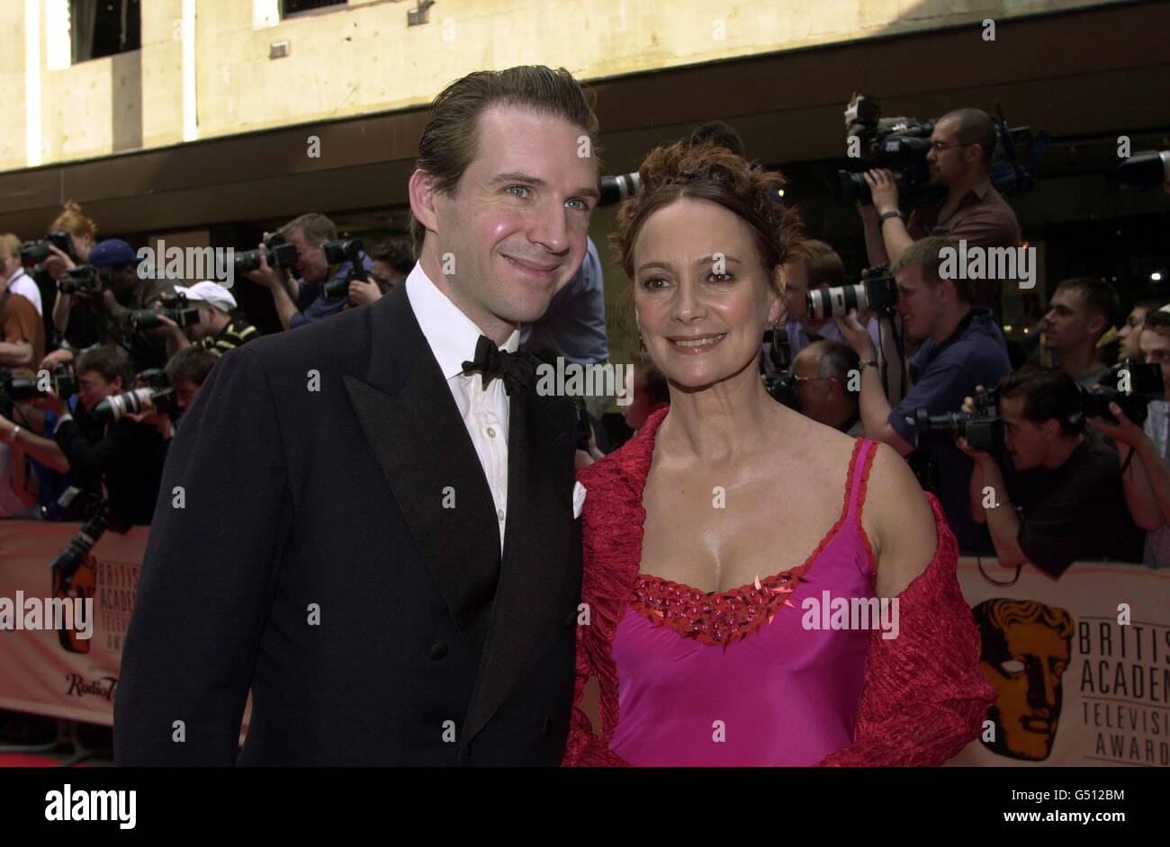 Schauspieler Ralph Fiennes und seine Partnerin, Schauspielerin Francesca Annis, kommen bei den British Academy TV Awards (BAFTA's) in London an. Stockfoto