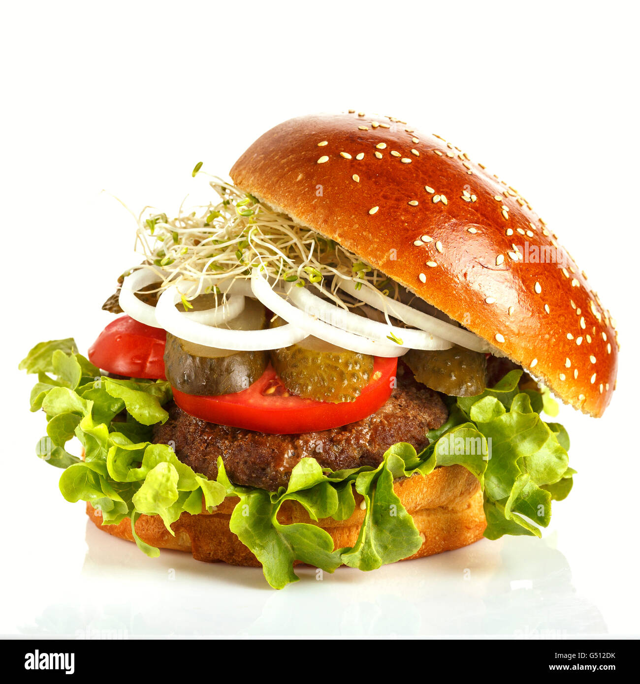 Saftige, leckere Burger mit Gurken, Tomaten, Zwiebeln und Flachs Sprossen Stockfoto
