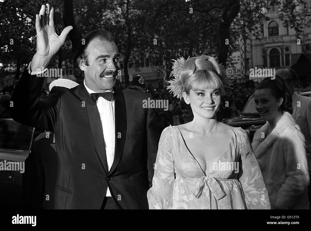 James Bond-Star Sean connery und seine Frau Diane Cilento kommen zur Weltpremiere seines neuesten Films „You Only Live Twice“ im Odeon-Kino, Leicester Square, London, an. Stockfoto