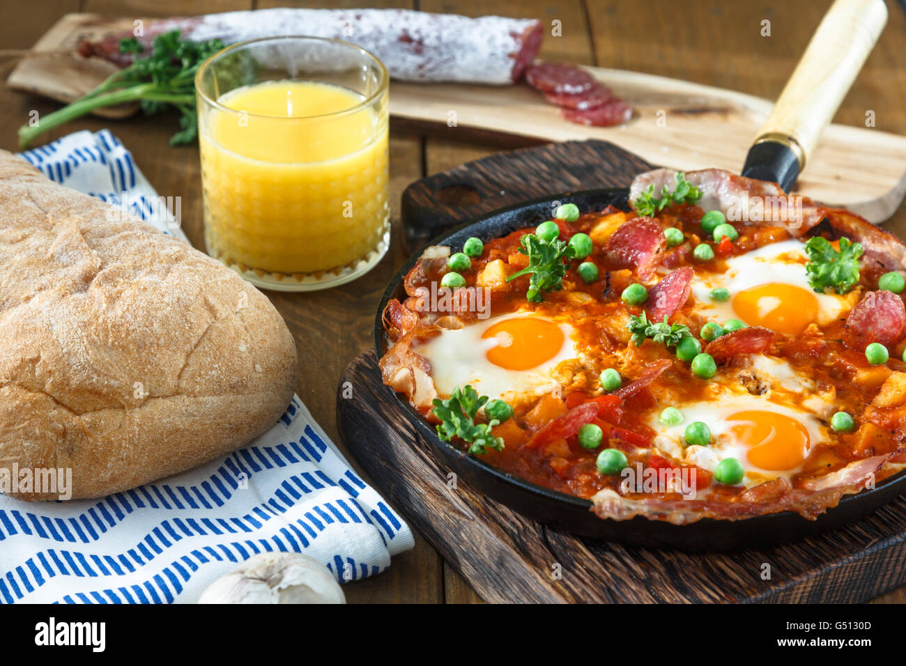 Die spanische Küche. Eiern auf Gemüse, andalusischen Stil. Huevos a la ...