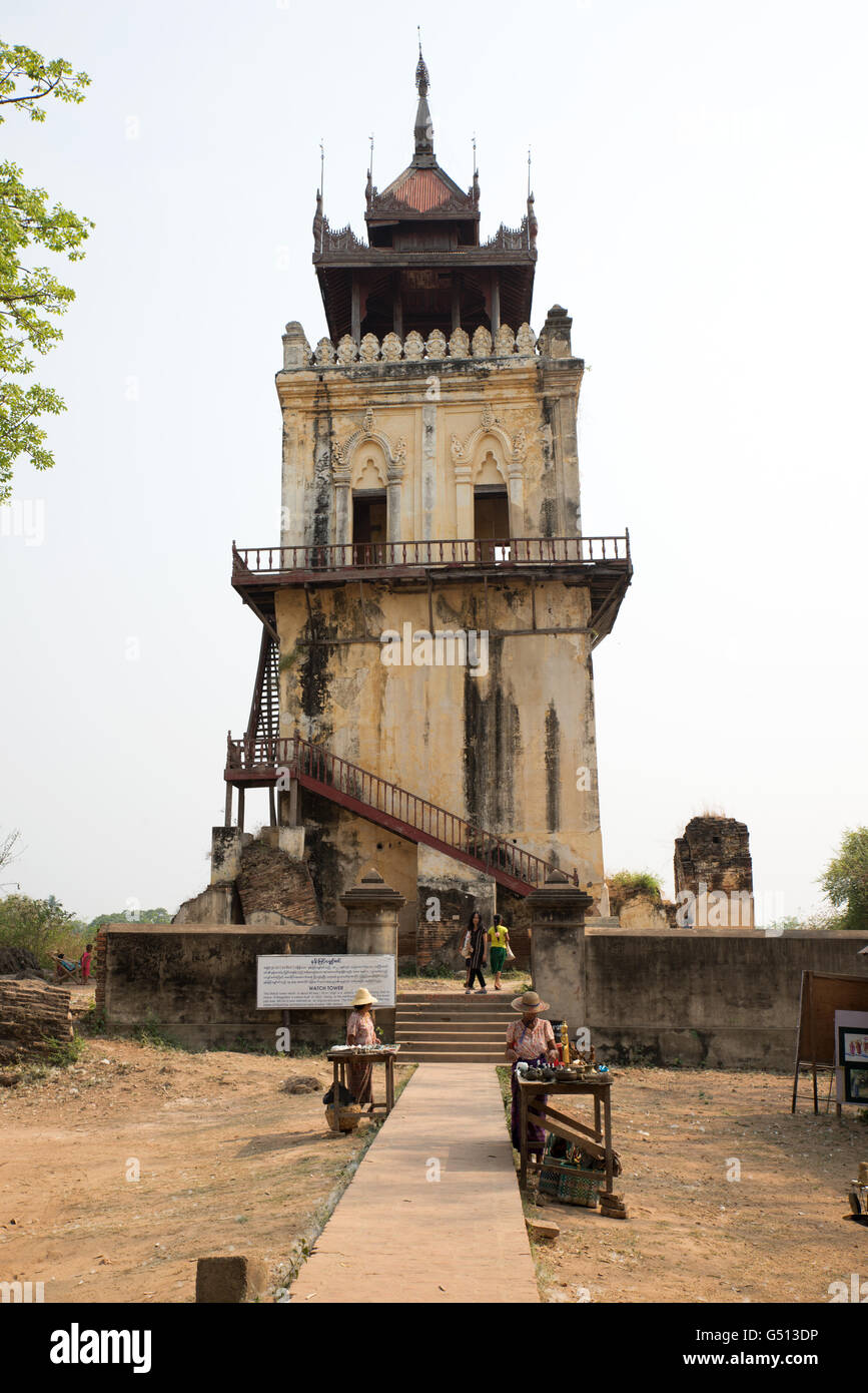 Nanmyint Palast gelehnt Watch Tower von Ava, Inwa, Mandalay Region, Myanmar Stockfoto