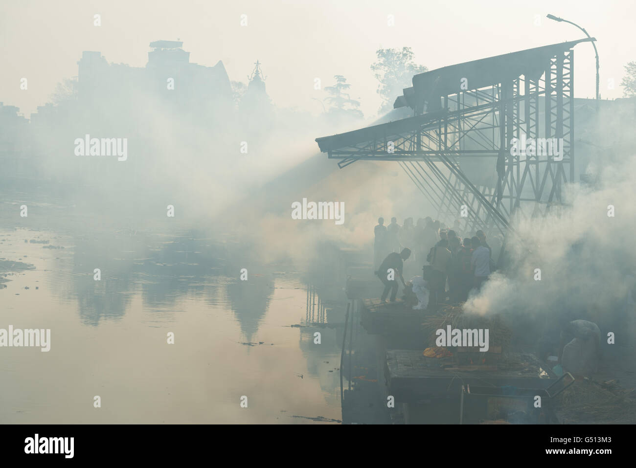 Zentralregion, Nepal, Kathmandu, auf der Hindutempel Pashupatinath zu Tode verbrannt Stockfoto