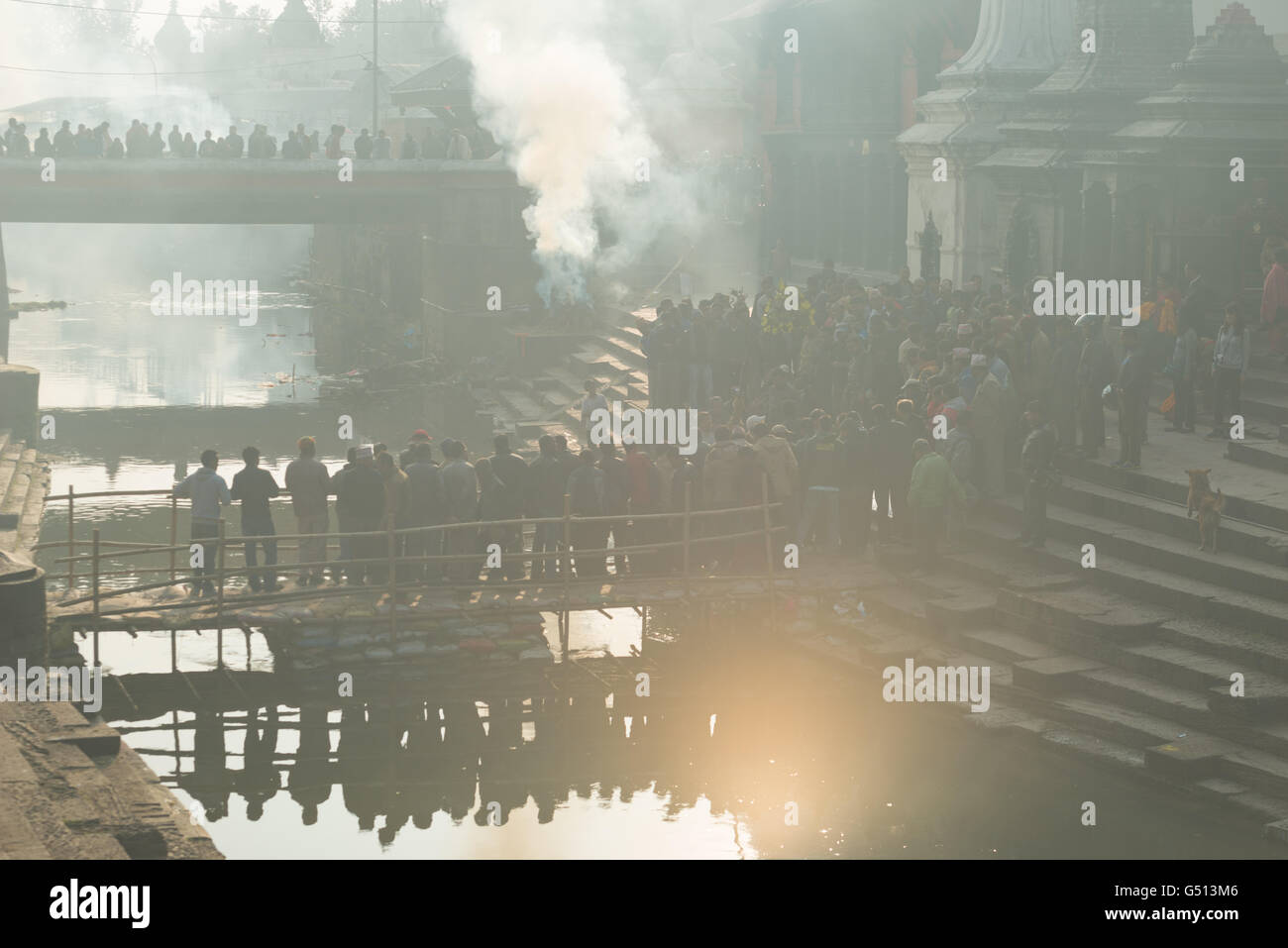 Nepal, Zentralregion, Kathmandu, brennen und Trauer am Fluss Bagmati, Pashupatinath Tempel Stockfoto