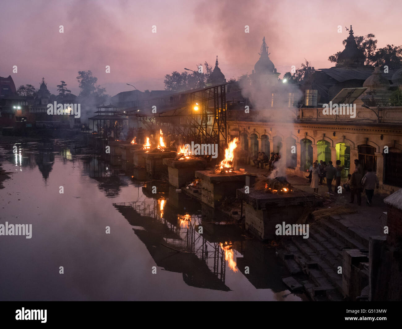 Zentralregion, Nepal, Kathmandu, auf der Hindutempel Pashupatinath zu Tode verbrannt Stockfoto