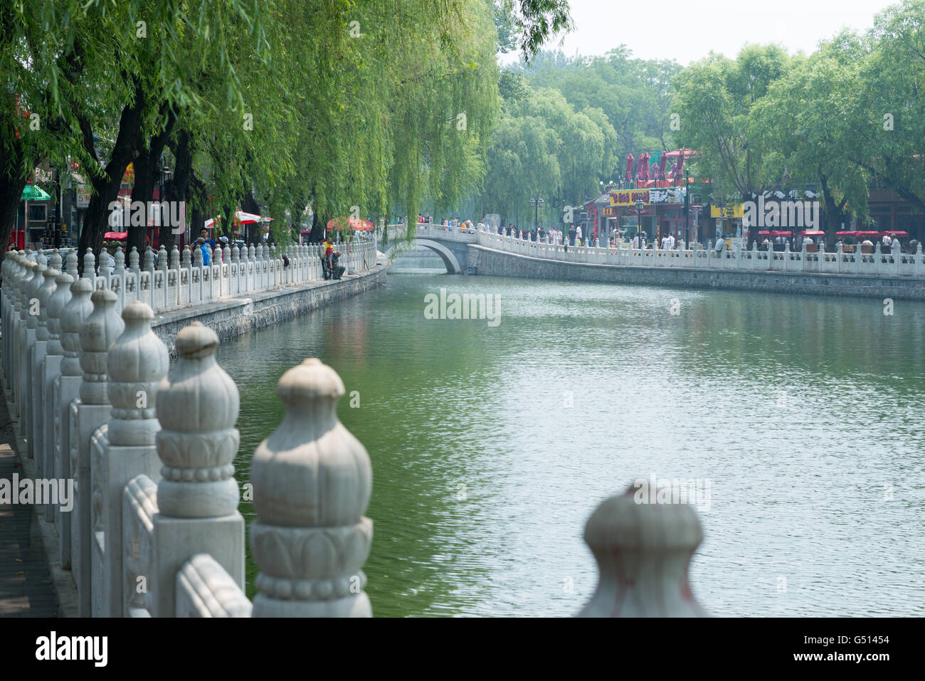 China, Beijing, Blick auf die Silverbar Brücke, Houhai See mit Blick auf die Silverbar-Brücke Stockfoto