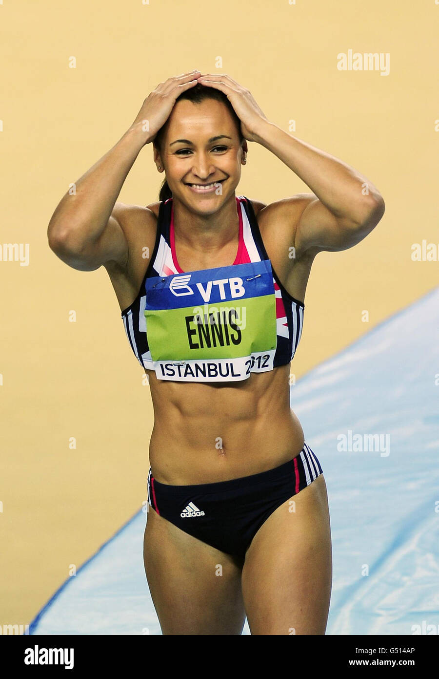 Die britische Jessica Ennis lächelt, als sie während der IAAF Hallenweltmeisterschaften in der Atakoy Athletics Arena, Istanbul, Türkei, den Höhepunkt des High Jump-Events des Frauenpentathlons freimacht. Stockfoto