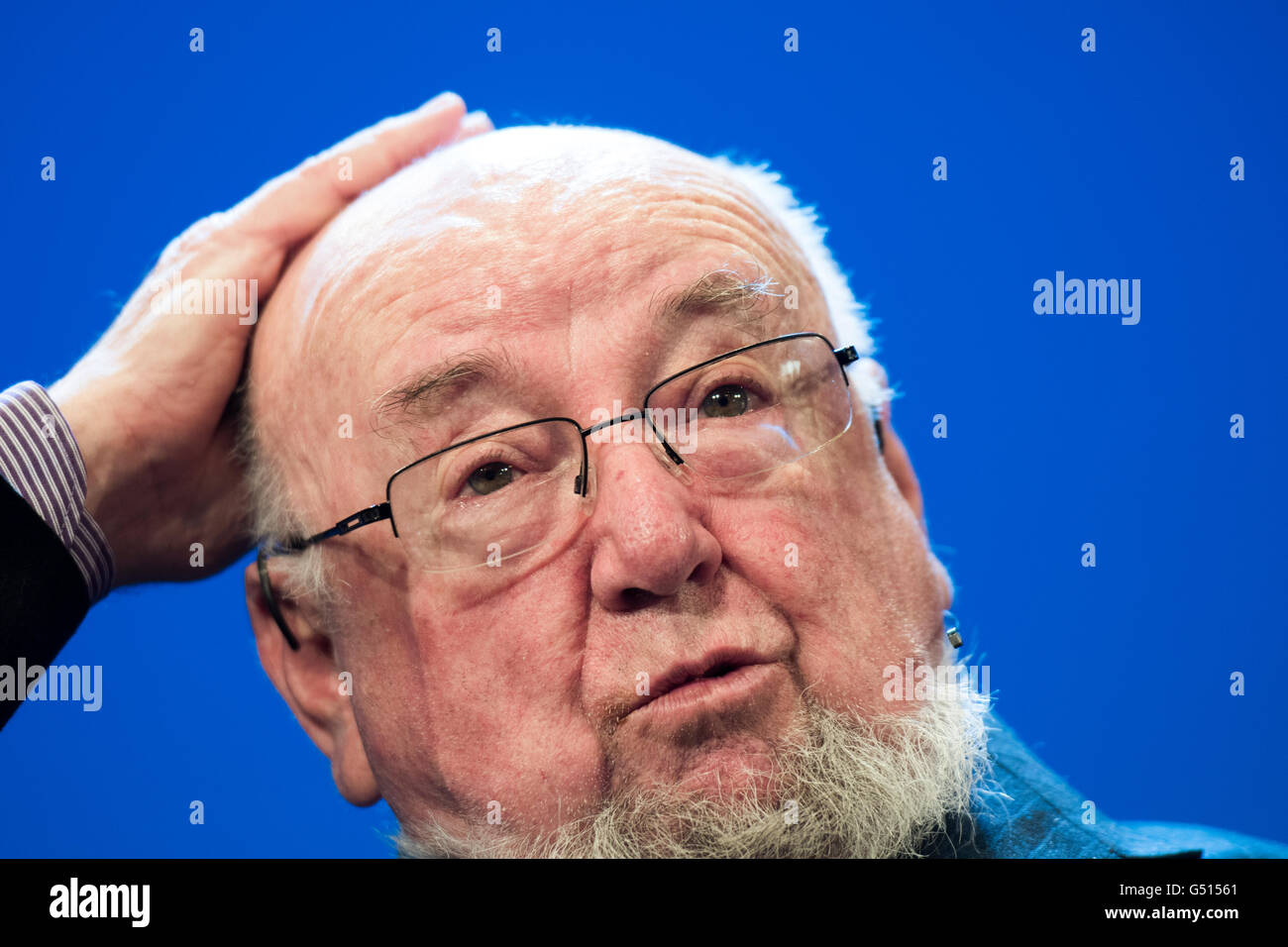 Thomas Keneally, australischer Schriftsteller, Dramatiker und Autor von Sachbüchern. Autor des Bestsellers "Schindlers Ark', den Booker Prize-Winning Roman des Jahres 1982.  Auf dem Heu-Festival der Literatur und der Künste, 30. Mai 2016 Stockfoto