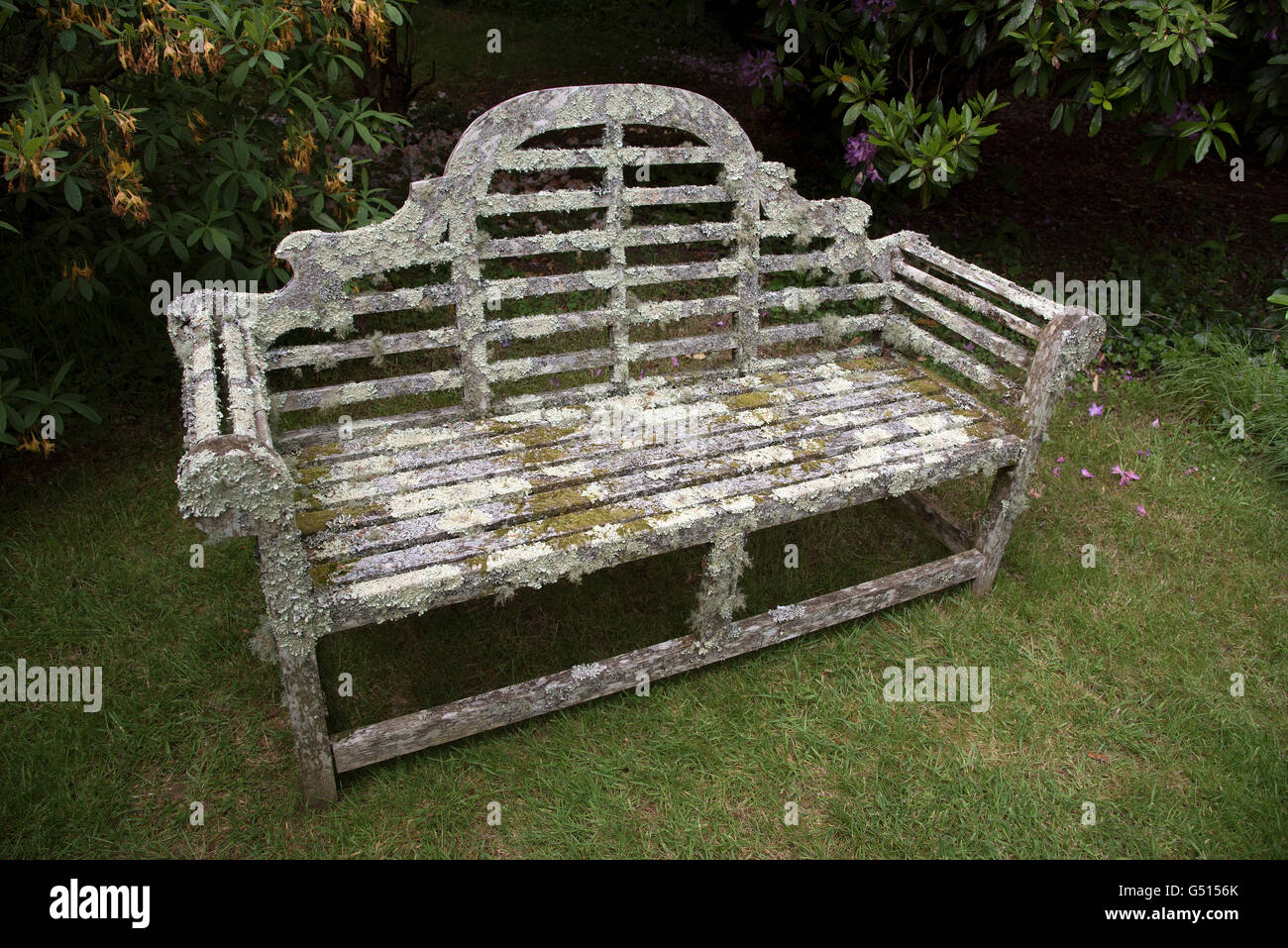 Eine hölzerne Garten-Sitzplatz mit Flechten bedeckt Stockfoto