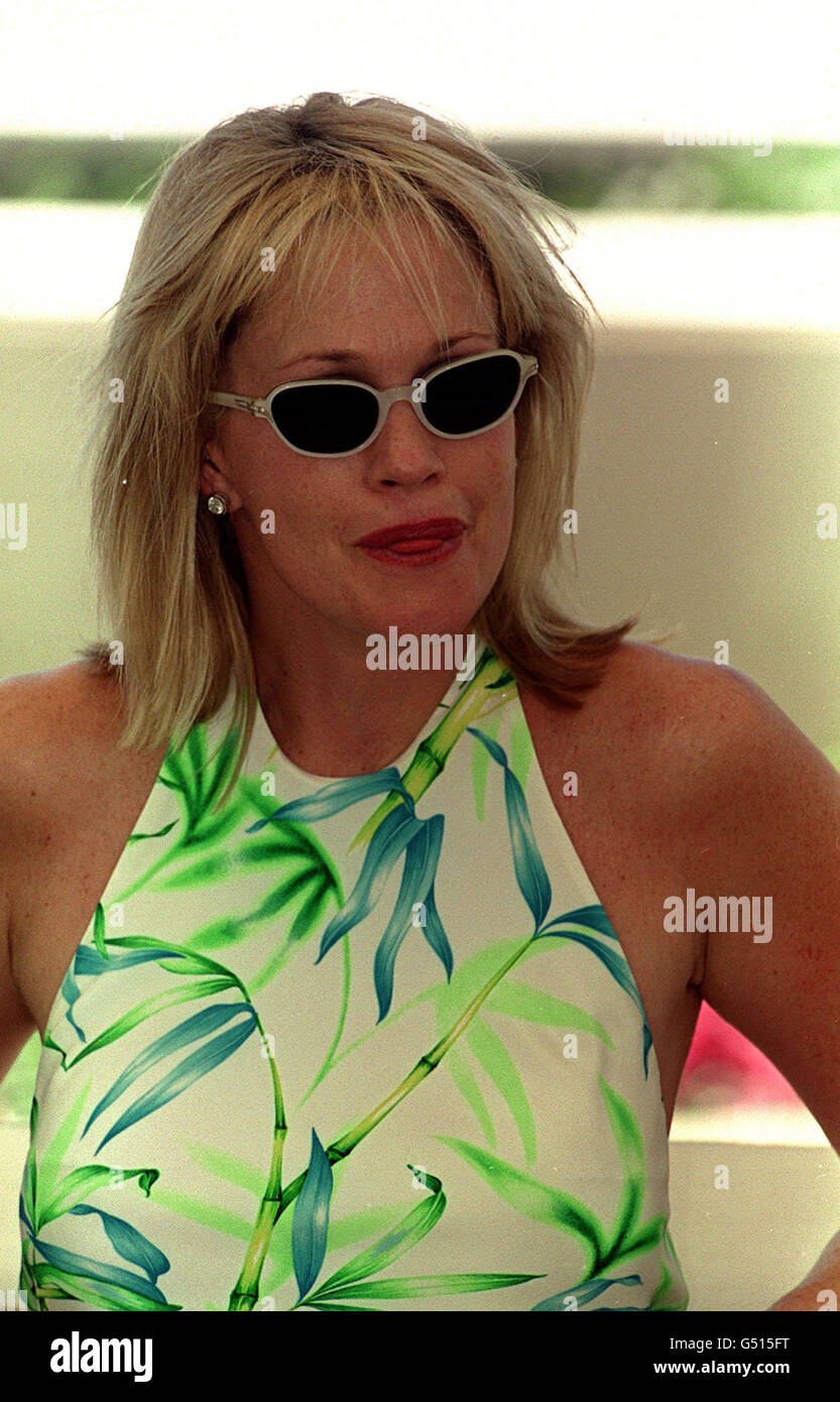 Die amerikanische Schauspielerin Melanie Griffith bei einem Fotocall für den Film 'Cecil-B demented', bei den Filmfestspielen von Cannes, Frankreich. Griffith enthüllte ein Tattoo auf ihrem rechten Arm, das Antonio in Bezug auf ihren Mann Antonio Banderas liest. Stockfoto