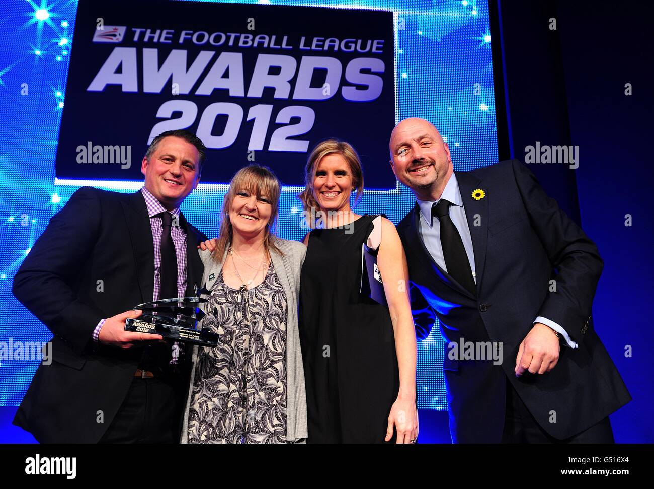 (Von links nach rechts) TalkSPORT-Moderatorin Darren Gough, npower-Fan-of-the-Year-Preisträgerin, Se Pollard, npower-Sponsoring-Managerin Emma Collins und Mark Clemmit auf der Bühne bei den Football League Awards 2012 in The Brewery, London. Stockfoto