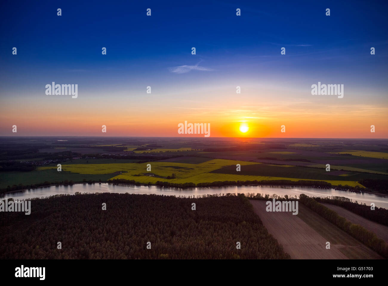 Luftaufnahme, Blick über den Müritzarm mit Sonnenuntergang Richtung Prilborn, Larz, Mecklenburgische Seenplatte, Rheinsberg, Mecklenburg Stockfoto