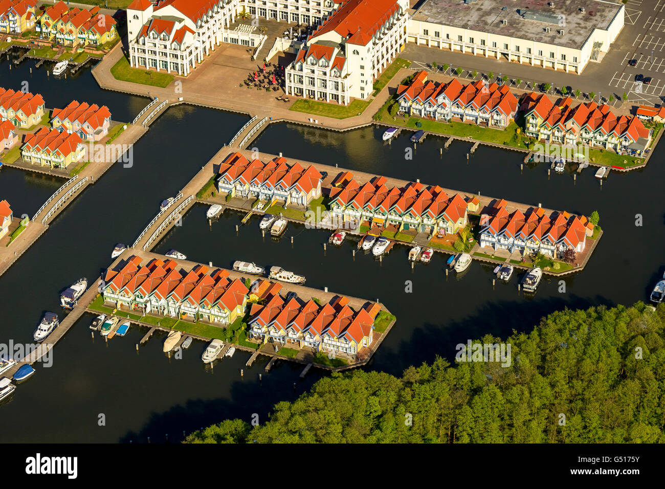 Luftaufnahme, Marina Ferienhaus port Dorf von Rheinsberg, Harbor Homes, Marina, Ferienhäuser mit Boot dock in den großen Rheinsberg Stockfoto