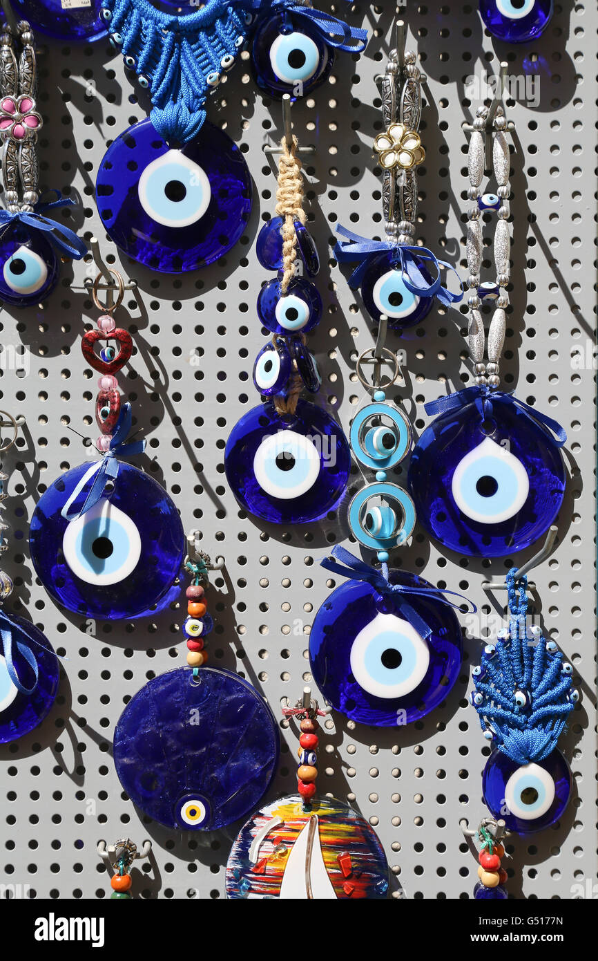 Blauen bösen Blick Souvenir in einem griechischen Souvenirladen verkauft Stockfoto
