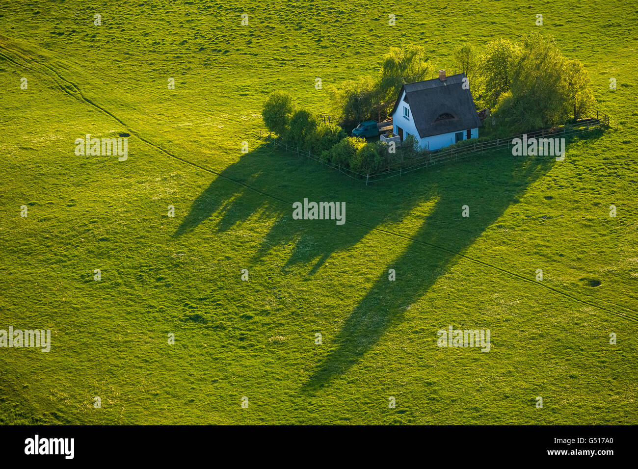 Luftaufnahme, reservieren Wohnhäuser mit langen Schatten, Halbinsel Grand Schwerin, Natur mit einem Bolschoj Mecklenburg See Stockfoto