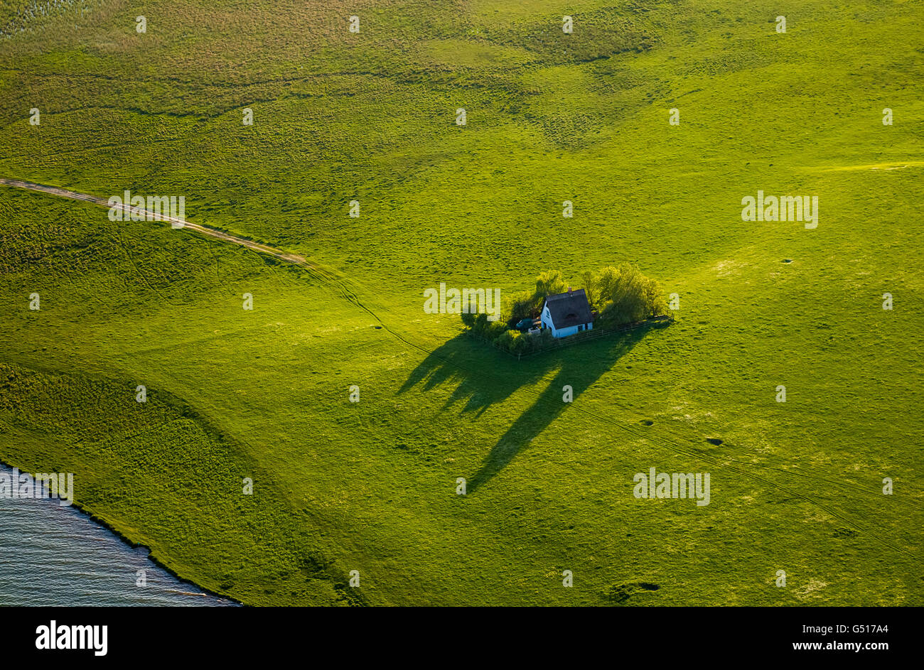 Luftaufnahme, reservieren Wohnhäuser mit langen Schatten, Halbinsel Grand Schwerin, Natur mit einem Bolschoj Mecklenburg See Stockfoto