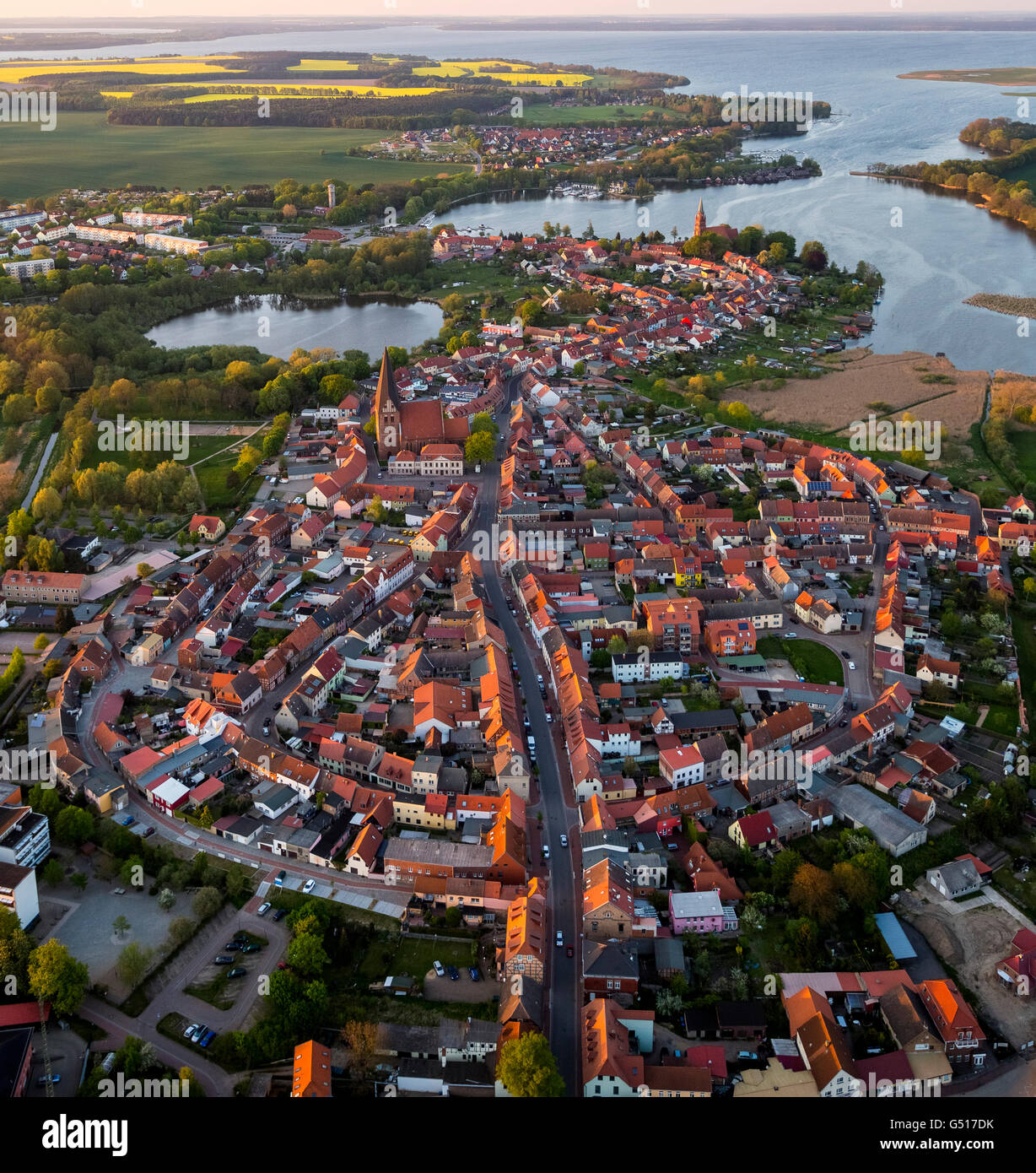 Luftaufnahme, Robel mit vorderen St.Nikolai Kirche und hinter der Marienkirche in Übereinstimmung mit der Hafeneinfahrt, Müritz, Stockfoto