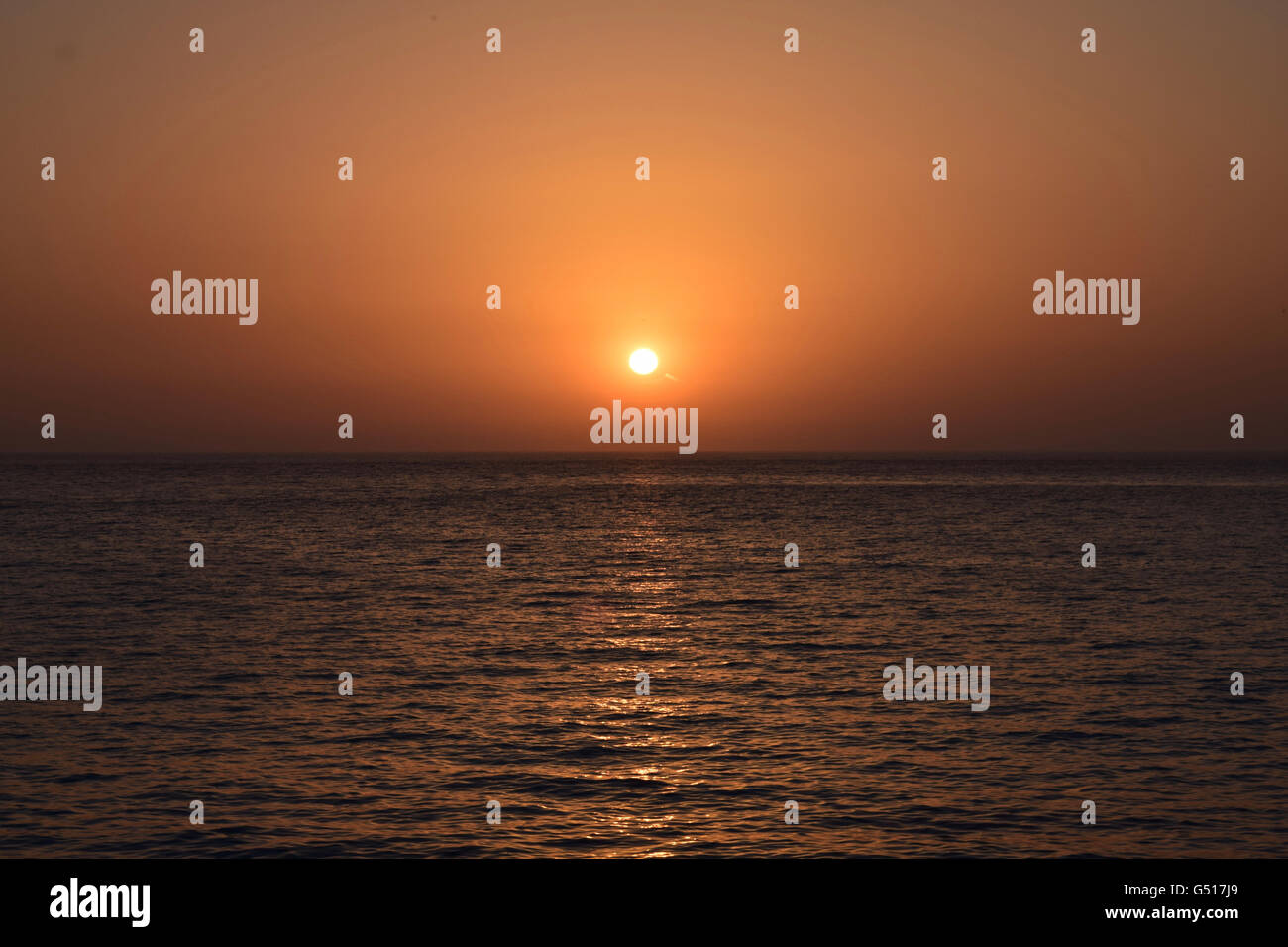 Sonnenuntergang über dem Mittelmeer Meer von Cala Saona, Formentera Stockfoto