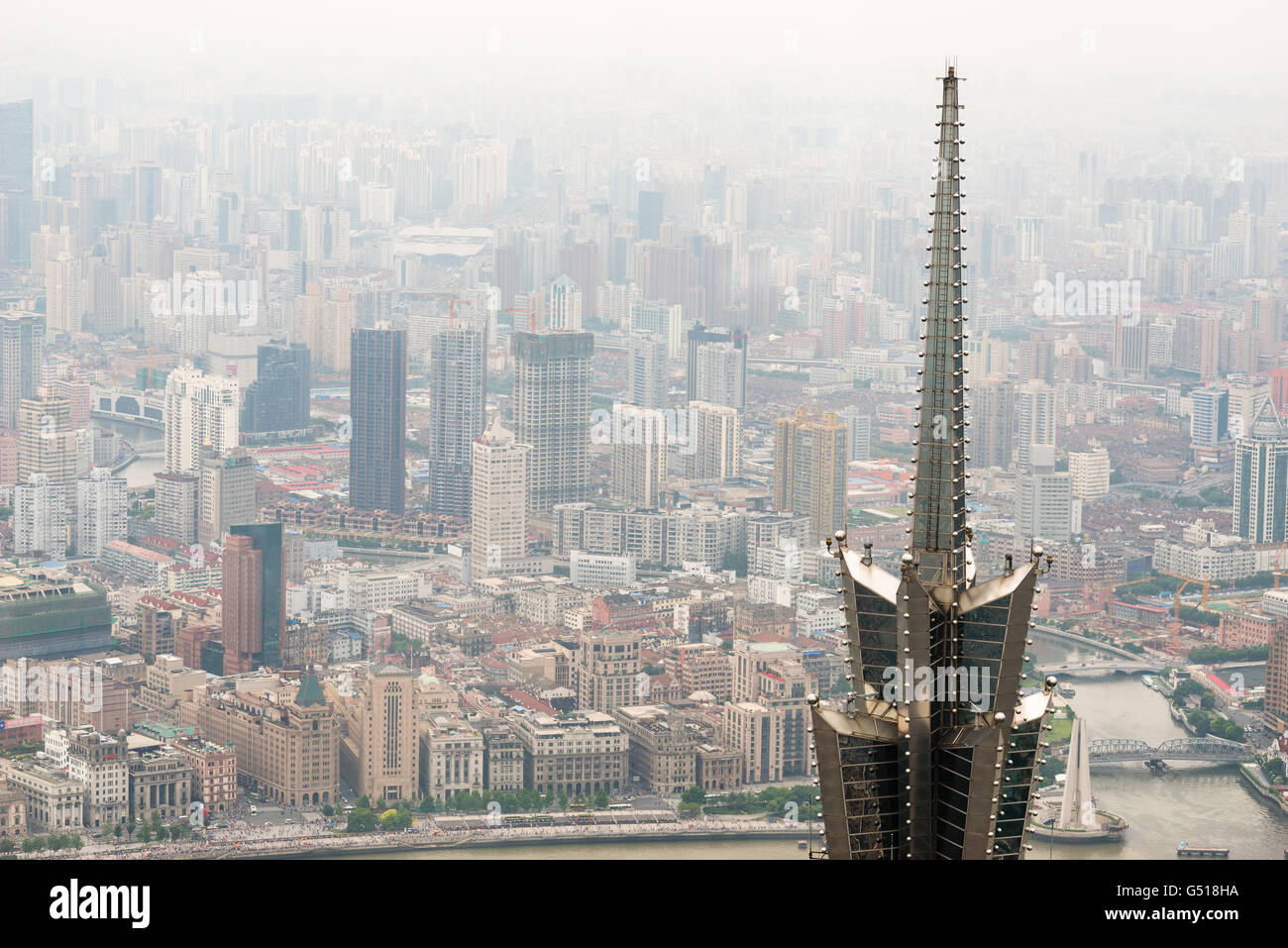 China, Shanghai, Blick vom Shanghai World Financial Center an die Spitze der Jin Mao Tower Stockfoto