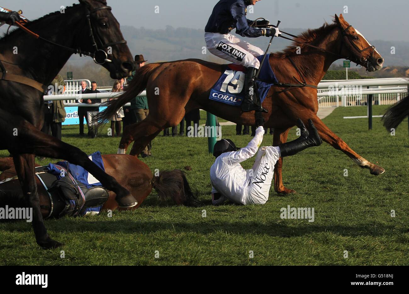 Barry Geraghty wird während des Coral Cup am Ladies Day, während des Cheltenham Festivals, von seinem Pferd Spirit River geworfen. Stockfoto