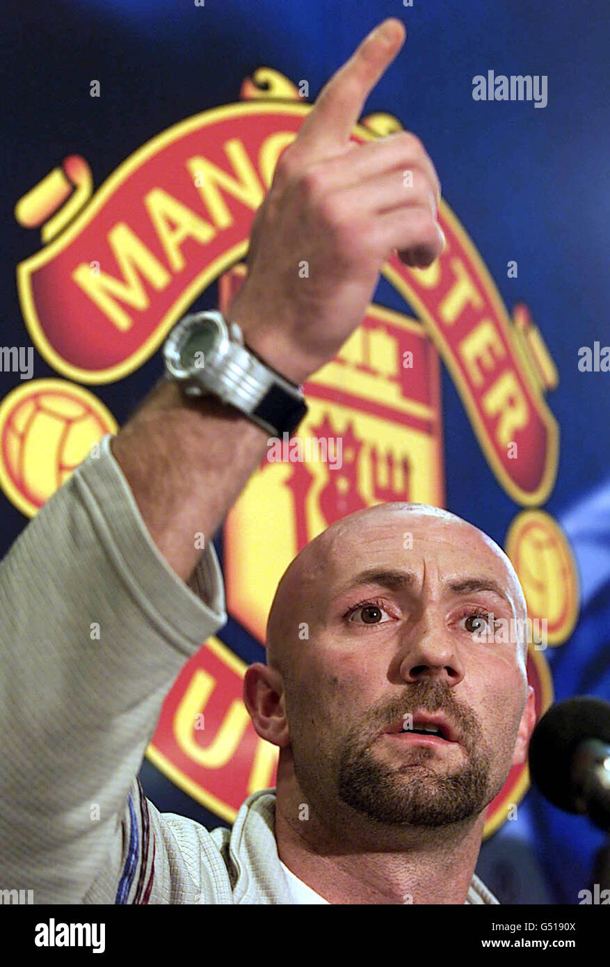 Der französische internationale Torhüter Fabien Barthez bei einer Pressekonferenz im Old Trafford, Manchester. Barthez schließt sich Manchester United von Monaco für 7.8 Millionen Pfund an - ein britischer Rekord für einen Keeper. * der 28-Jährige war 1998 Mitglied der französischen WM-Siegermannschaft und wird von Manager Sir Alex Ferguson als idealer Ersatz für Peter Schmeichel angesehen, der den Verein nach seinem Champions-League-Sieg im vergangenen Jahr verlassen hat. Siehe PA Geschichte FUSSBALL man Utd. **EDI** PA Foto : Phil Noble. Stockfoto