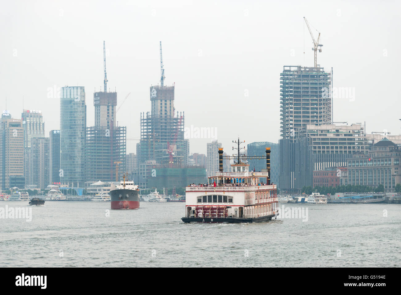 China, Shanghai, Shanghai Hochhaus Baustellen mit alten River Steamboat im Vordergrund Stockfoto