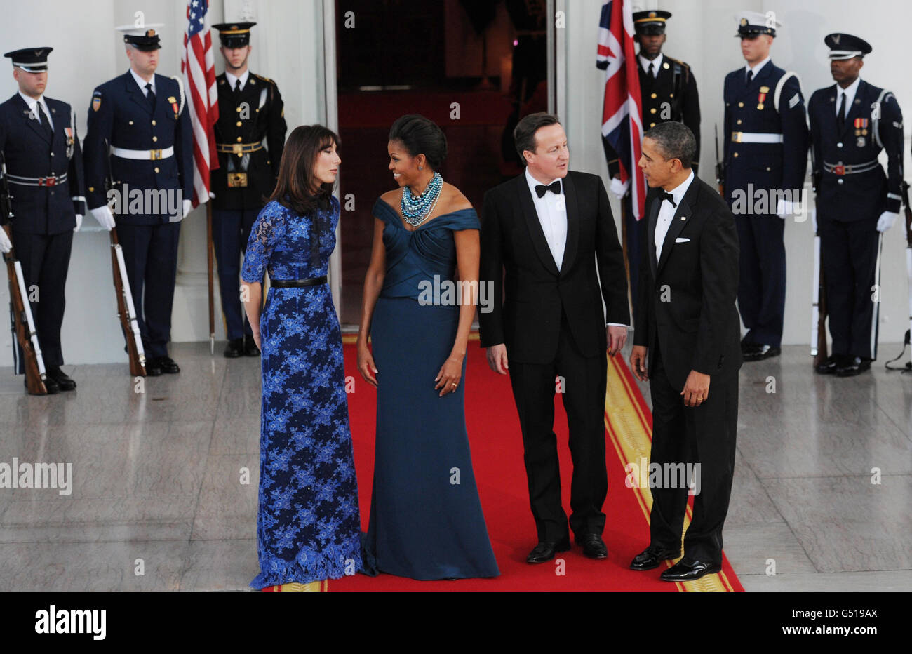 Premierminister David Cameron und Frau Samantha werden von US-Präsident Barack Obama und Frau Michelle vor einem Staatsessen begrüßt, das der Präsident im Weißen Haus in Washington veranstaltet. Stockfoto