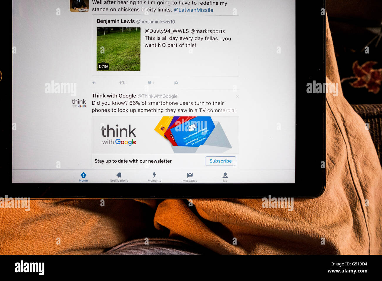 Twitter-Seite und Tweets auf einem iPad Air Display. USA. Stockfoto