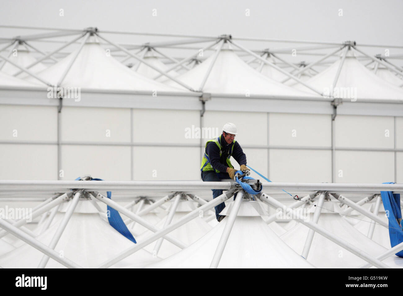 Heathrow Games Terminal. Ein Arbeiter wird als Dach des temporären olympischen Terminals am Flughafen Heathrow angehoben. Stockfoto Heathrow Games Terminal. Ein Arbeiter wird als Dach des temporären olympischen Terminals am Flughafen Heathrow angehoben. Stockfoto