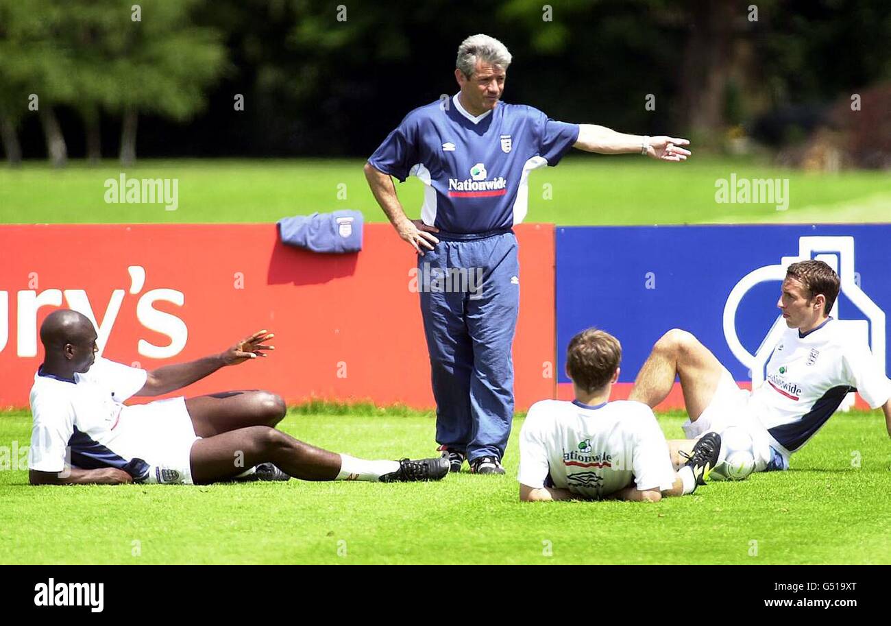 England Trainer Kevin Keegan spricht mit seinen Spielern während einer Trainingseinheit in Bisham Abbey. England startet seine Euro 2000 Kampagne am 12/6/00, als sie Portugal in Eindhoven gegenüberstehen. Stockfoto