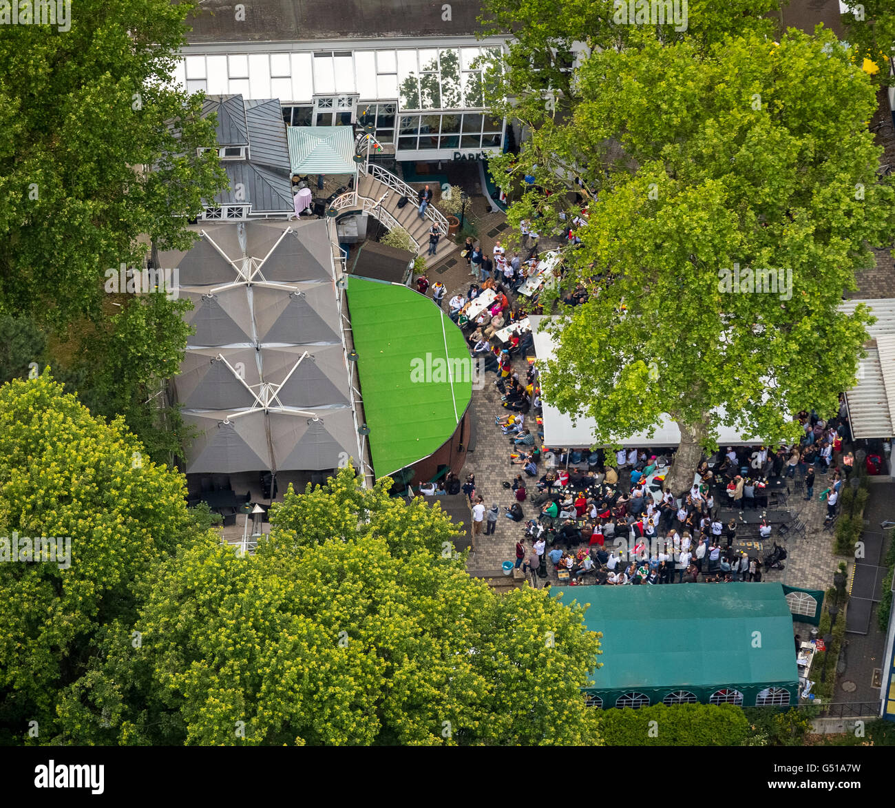 Luftaufnahme, Fußball-Weltmeisterschaft 2014, Luftaufnahme, Public Viewing im Park Restaurant Herne, Park, Rudel im freien Fernsehen, Stockfoto