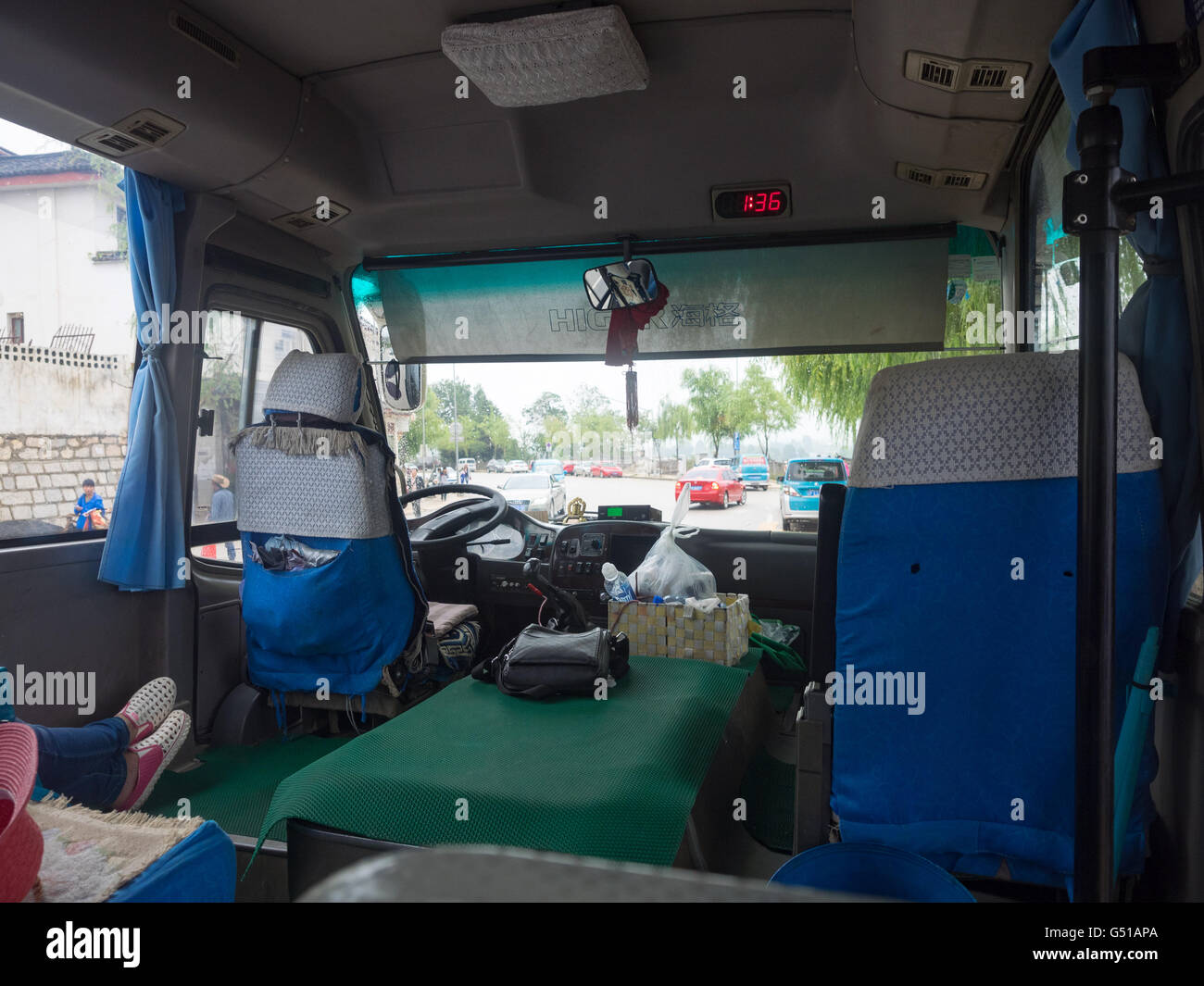 China, Yunnan Sheng, Lijiang Shi, Busfahrt auf der Fahrt in die Tigersprung-Schlucht des Jangtse-Flusses, nach China Stockfoto