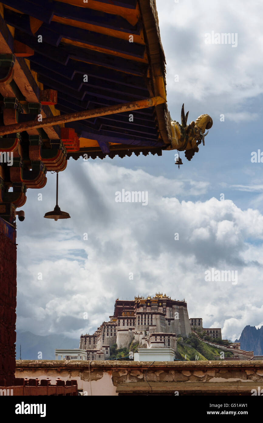 Lhasa, Tibet, China - der Blick auf das Goldene Dachl, der Romoche Tempel mit dem Potala-Palast in der Ferne in der Tageszeit. Stockfoto
