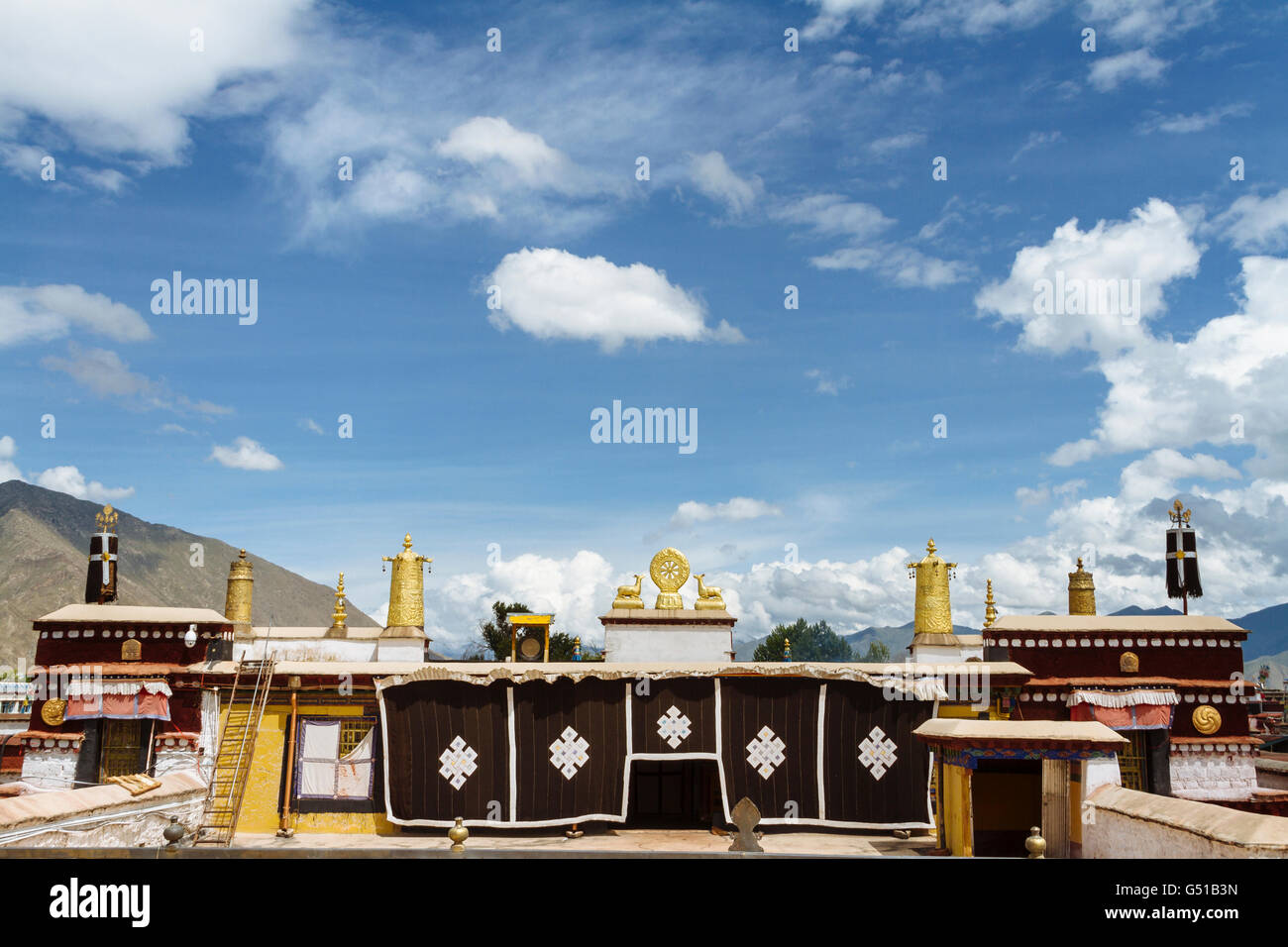 Lhasa, Tibet, China - der Blick auf das Goldene Dachl des Romoche-Tempels in der Tageszeit. Stockfoto