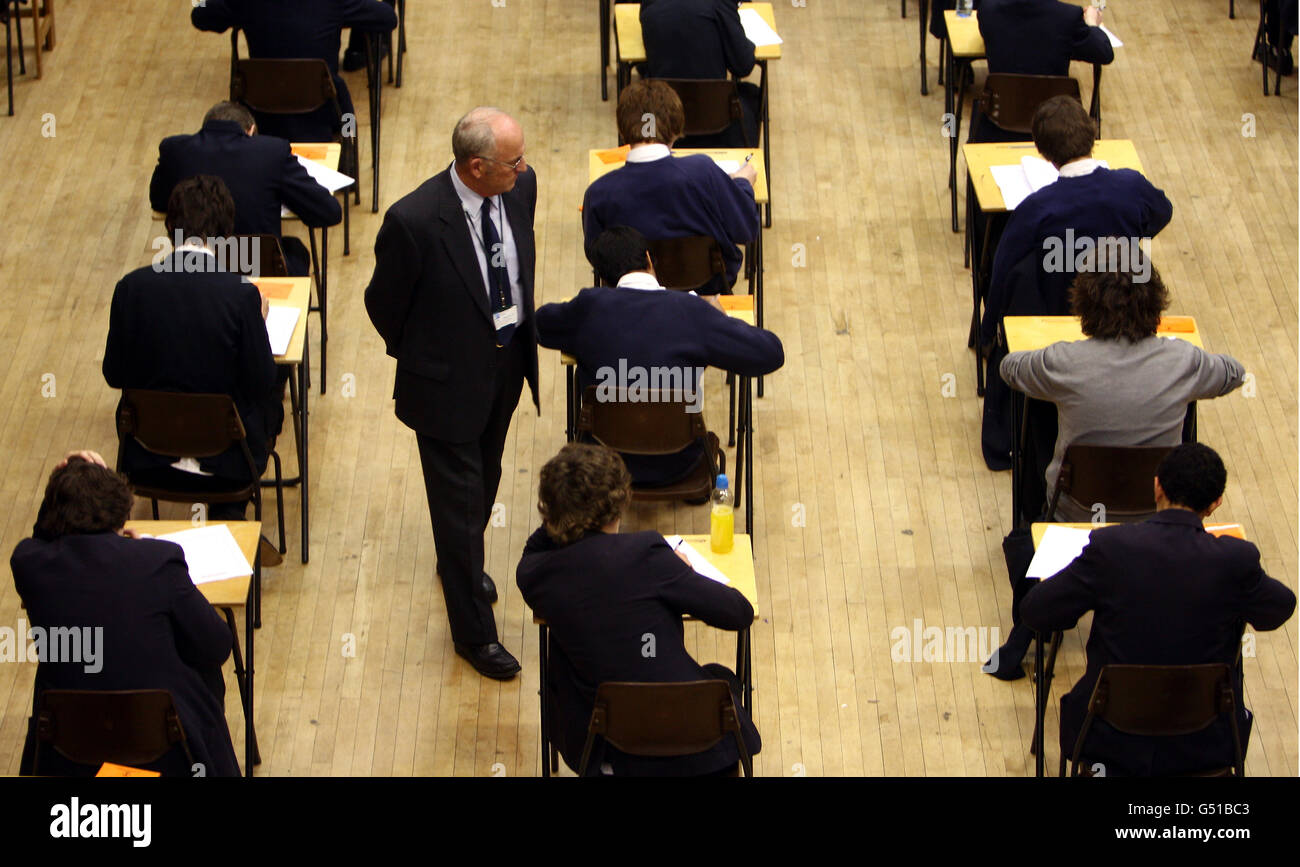 Schulexamen. Eine allgemeine Ansicht der Schüler, die eine Prüfung an der Lawrence Sheriff School Rugby, Warwickshire, ablegen. Stockfoto