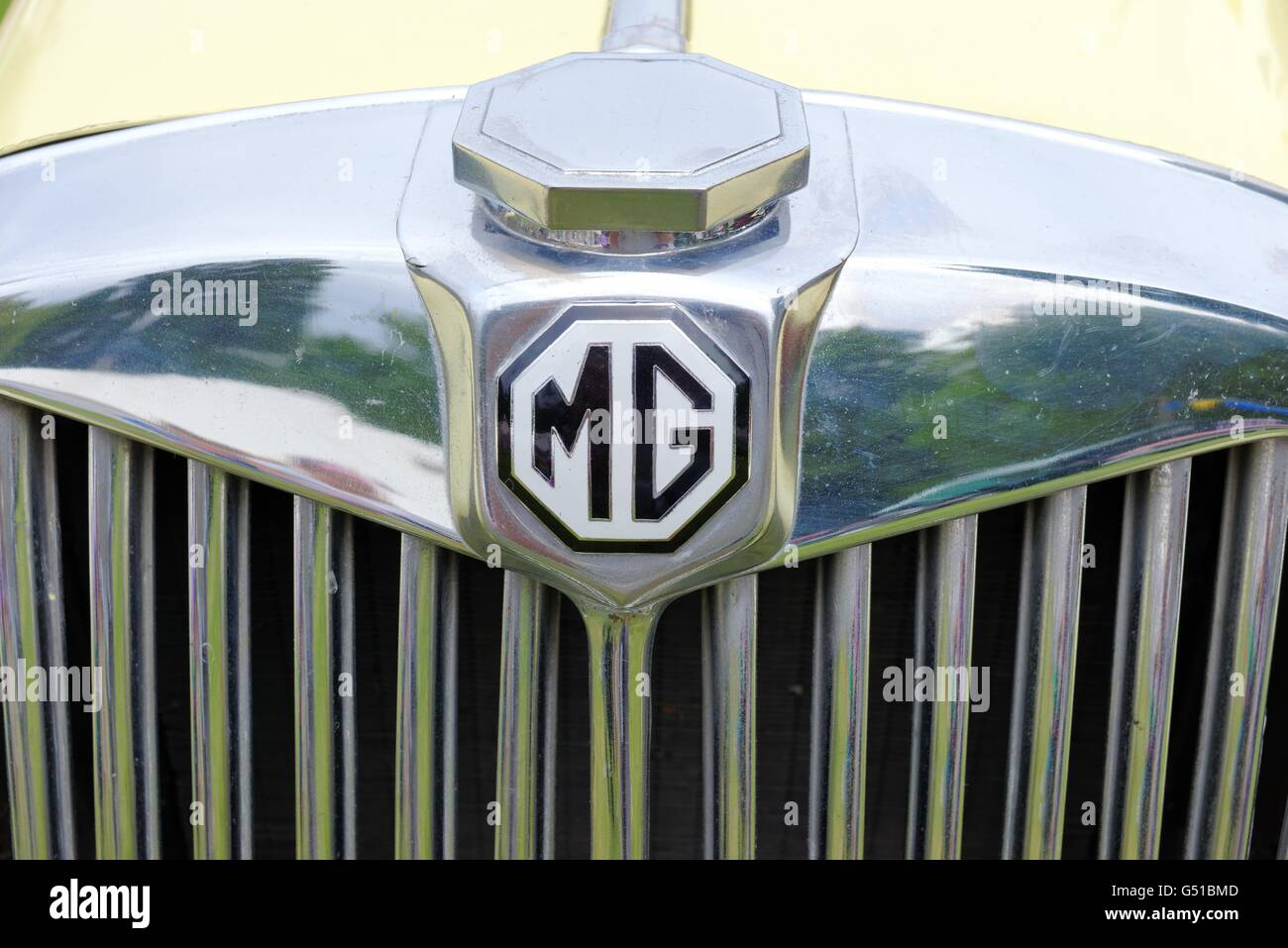 Nahaufnahme von MG-Sportwagen-logo Stockfoto