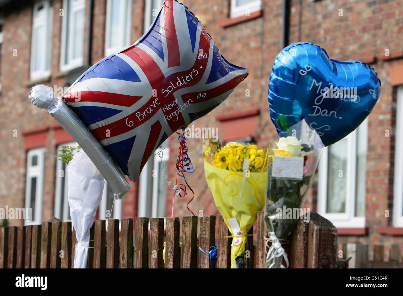 Blumen und Ballons vor dem Familienhaus von Private Daniel Wade in Latchford, Warrington. Stockfoto