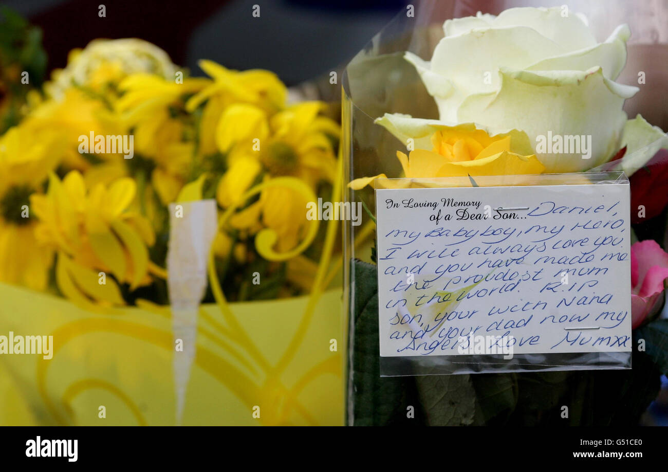 Eine Notiz auf Blumen von Lisa Billing, Mutter des privaten Daniel Wade, vor dem Familienhaus in Latchford, Warrington. Stockfoto