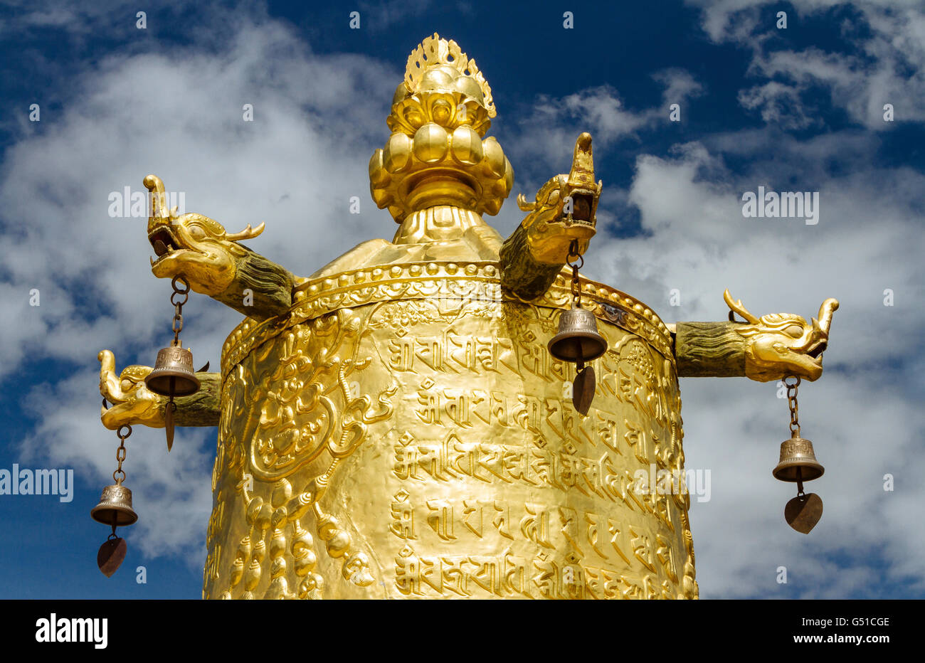Lhasa, Tibet, China - der Blick auf das Goldene Dachl des Romoche-Tempels in der Tageszeit. Stockfoto