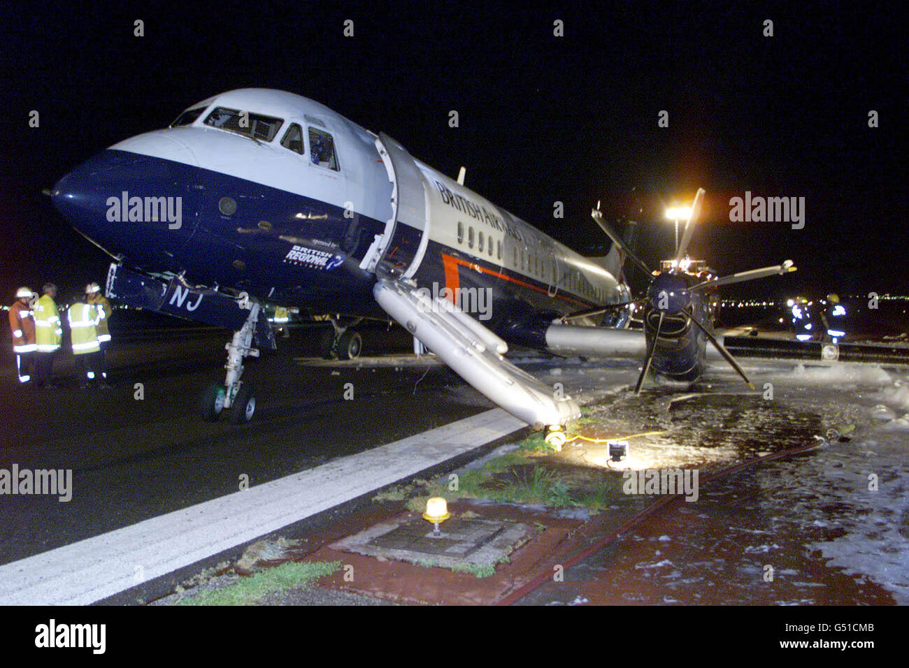 Die BA Regional Turboprop am Flughafen Liverpool nach einer Notlandung. Alle 44 Passagiere und vier Besatzungsmitglieder machten eine erfolgreiche Evakuierung, nachdem das Propellerflugzeug auf der Start- und Landebahn des Flughafens zum Stillstand gekommen und auf einen Flügel gekippt war. * das Drama begann kurz nach dem Start des in Belfast fliessenden Flugzeugs vom Flughafen Manchester um 1808 Uhr und der Pilot berichtete über Probleme mit dem Fahrwerk. Die an Bord des Flugzeugs verbrachten dann eine qualvolle dreistündige Wartezeit, als der Pilot umkreiste, um Kraftstoff zu verbrennen, bevor er eine Notlandung machte. Stockfoto