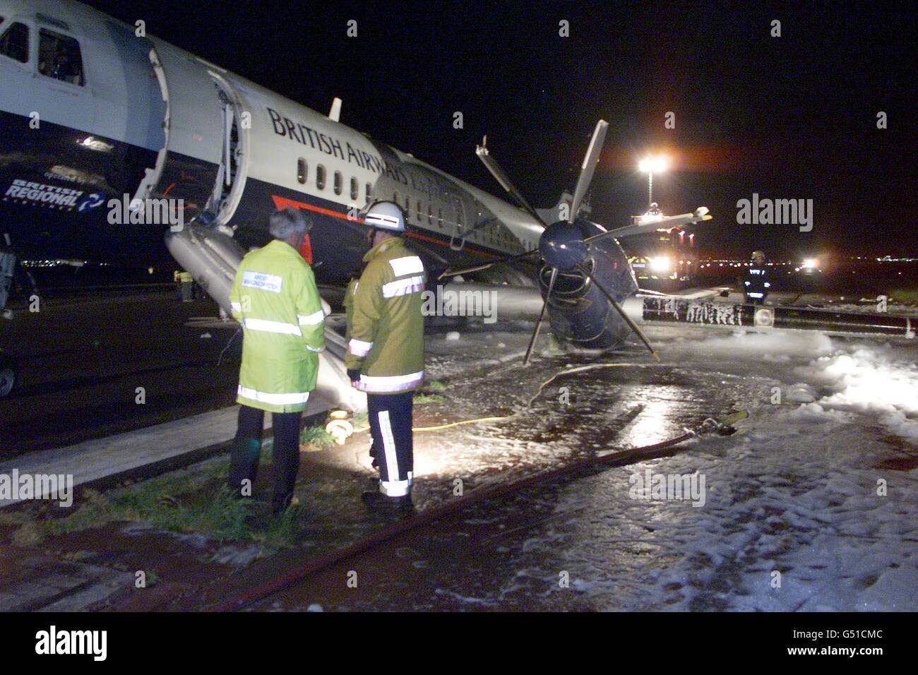 Die BA Regional Turboprop am Flughafen Liverpool nach einer Notlandung. Alle 44 Passagiere und vier Besatzungsmitglieder machten eine erfolgreiche Evakuierung, nachdem das Propellerflugzeug auf der Start- und Landebahn des Flughafens zum Stillstand gekommen und auf einen Flügel gekippt war. * das Drama begann kurz nach dem Start des in Belfast fliessenden Flugzeugs vom Flughafen Manchester um 1808 Uhr und der Pilot berichtete über Probleme mit dem Fahrwerk. Die an Bord des Flugzeugs verbrachten dann eine qualvolle dreistündige Wartezeit, als der Pilot umkreiste, um Kraftstoff zu verbrennen, bevor er eine Notlandung machte. Stockfoto