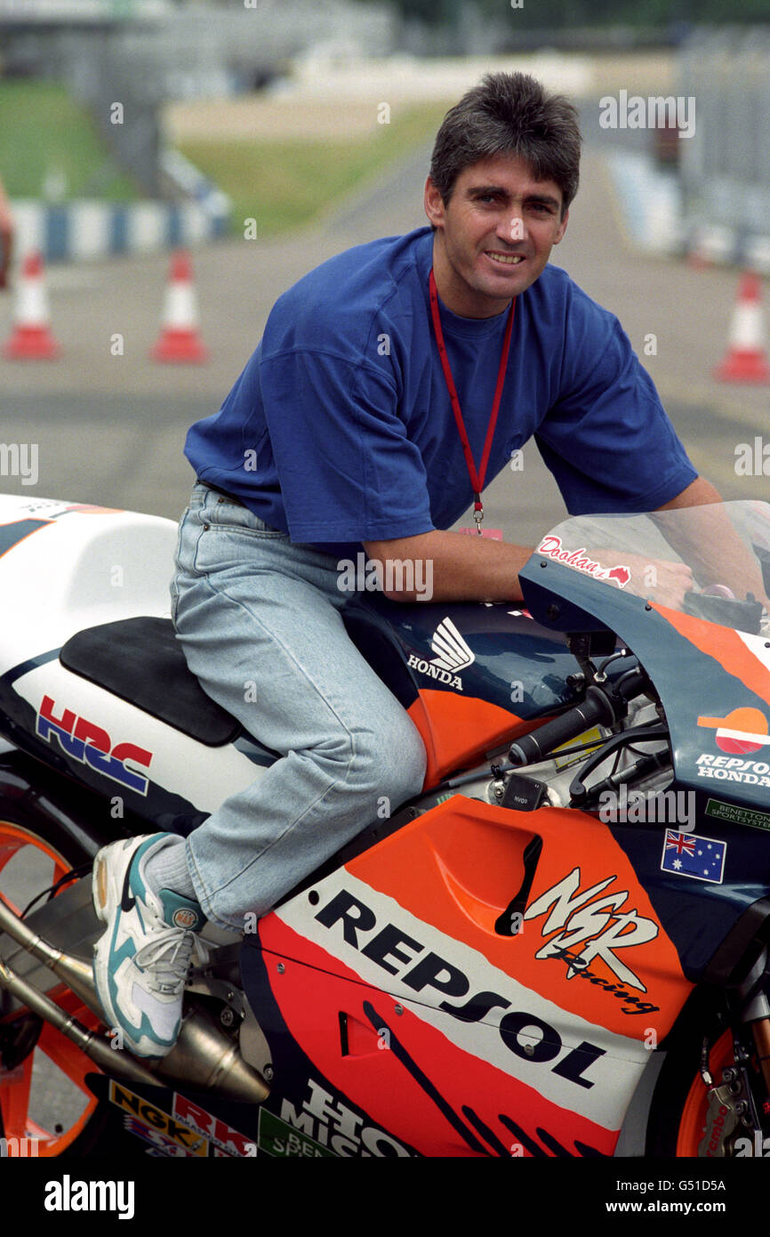 Michael 'dick' Sydney Doohan, die 500 ccm Weltmeisterschaft 1994 und 1995, auf seiner Repsol Honda NSR500 auf der Donington Park Rennstrecke bei den Vorbereitungen für den British Motorcycle Grand Prix zu sehen. Er sollte drei weitere 500-ccm-Welttitel in Folge gewinnen. Stockfoto