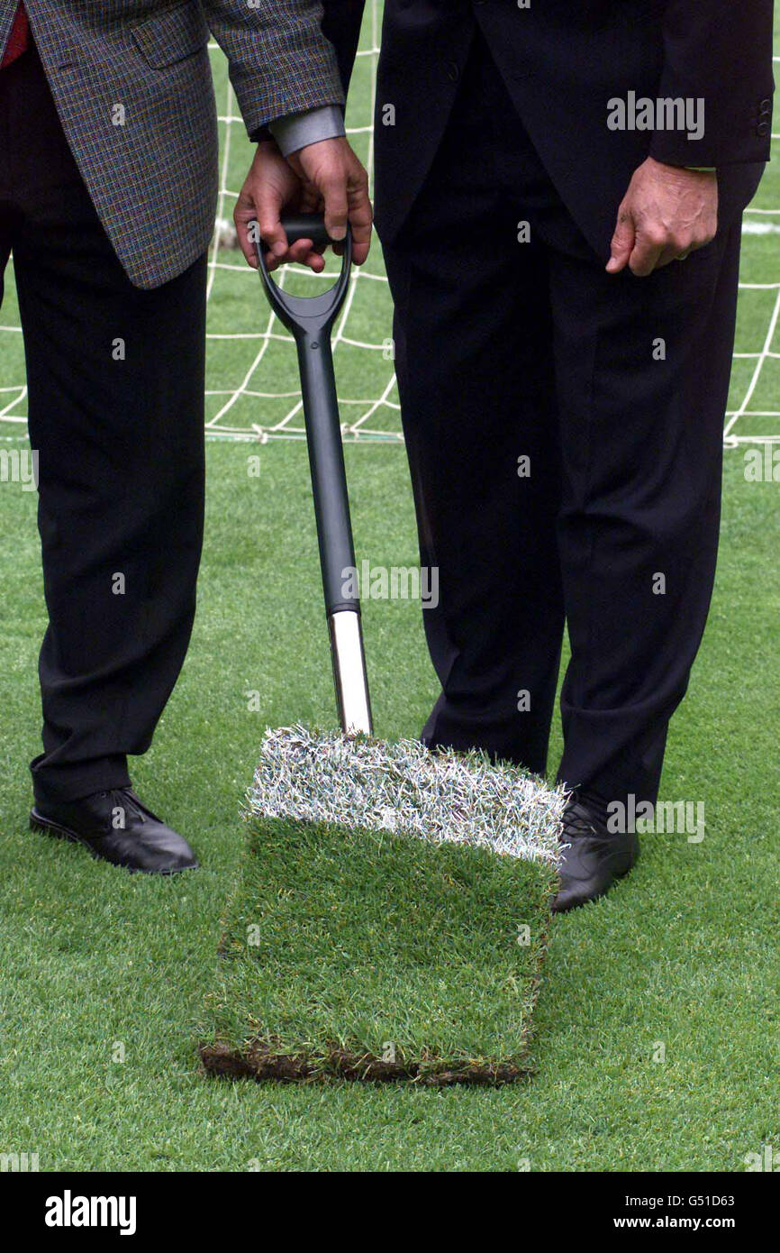 Die englische Fußballlegende Sir Geoff Hurst (rechts) und der deutsche Torwart Hans Tilkowski stehen neben dem ausgegrabenen Rasen, auf dem der Ball für das umstrittene dritte Tor der WM 1966 landete. * der Rasen, den sie im Wembley Stadium erhoben haben, wurde im Rahmen einer Online-Auktion, die von QXL.com an den Chelsea-Vorsitzenden Ken Bates für den 20. September 000 durchgeführt wurde, verkauft. Stockfoto
