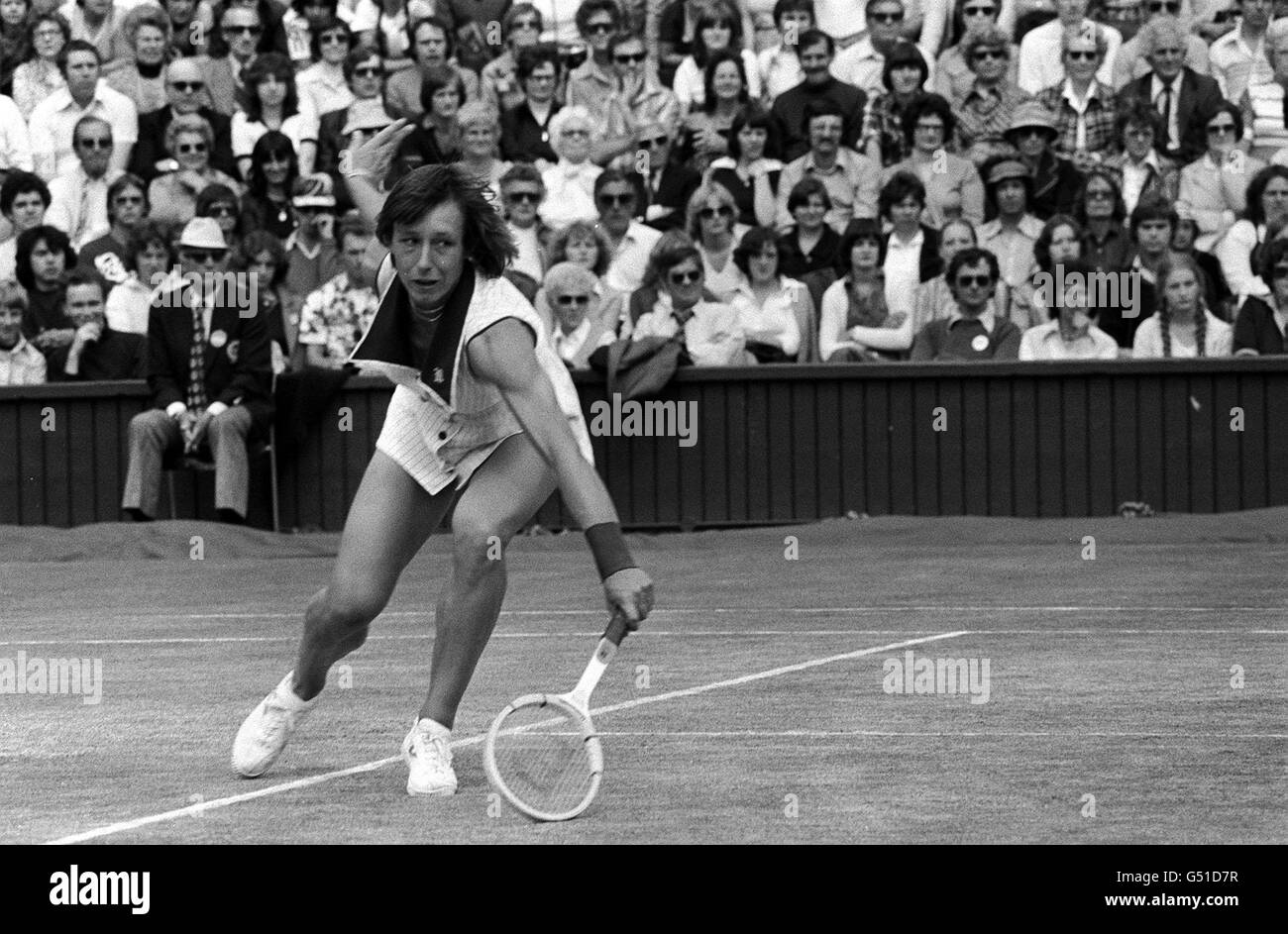 Martina Navratilova aus der Tschechoslowakei im Einzelfinale am Center Court in Wimbledon gegen den amerikanischen Chris Evert. Navratilova besiegte Evert 2-6, 6-4, 7-5, um die Damen-Meisterschaft zu gewinnen. Stockfoto