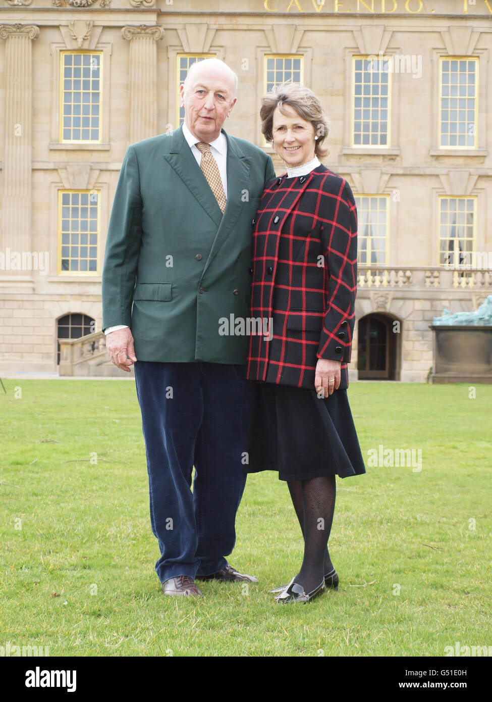 Der Herzog und die Herzogin von Devonshire, die von ihrer Begeisterung darüber gesprochen haben, das aufgekeimte Chatsworth House nach einem 14-Millionen-Projekt, das es zu seinem früheren Glanz zurückbringen sollte, vor dem Grundstück zu sehen. Stockfoto